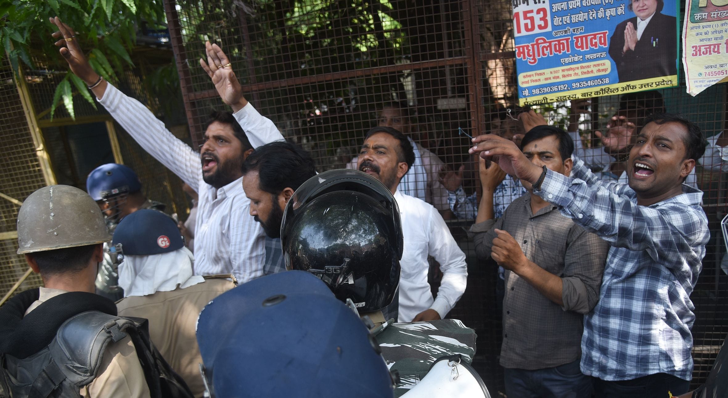 वकीलों के अवैध चैंबर तोड़े गए। वकीलों ने कार्रवाई का विरोध किया। वकीलों के अवैध चैंबर तोड़े गए। वकीलों ने कार्रवाई का विरोध किया।