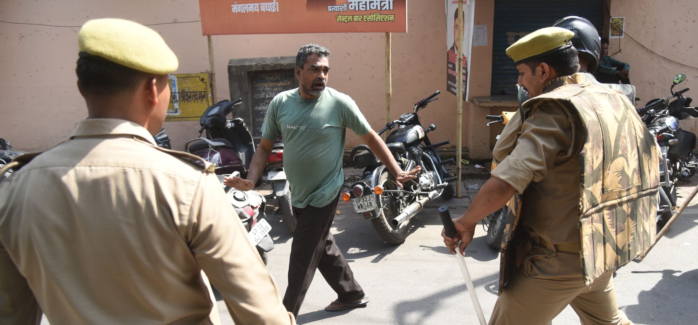 वकीलों के अवैध चैंबर तोड़े गए। वकीलों ने कार्रवाई का विरोध किया। वकीलों के अवैध चैंबर तोड़े गए। वकीलों ने कार्रवाई का विरोध किया।