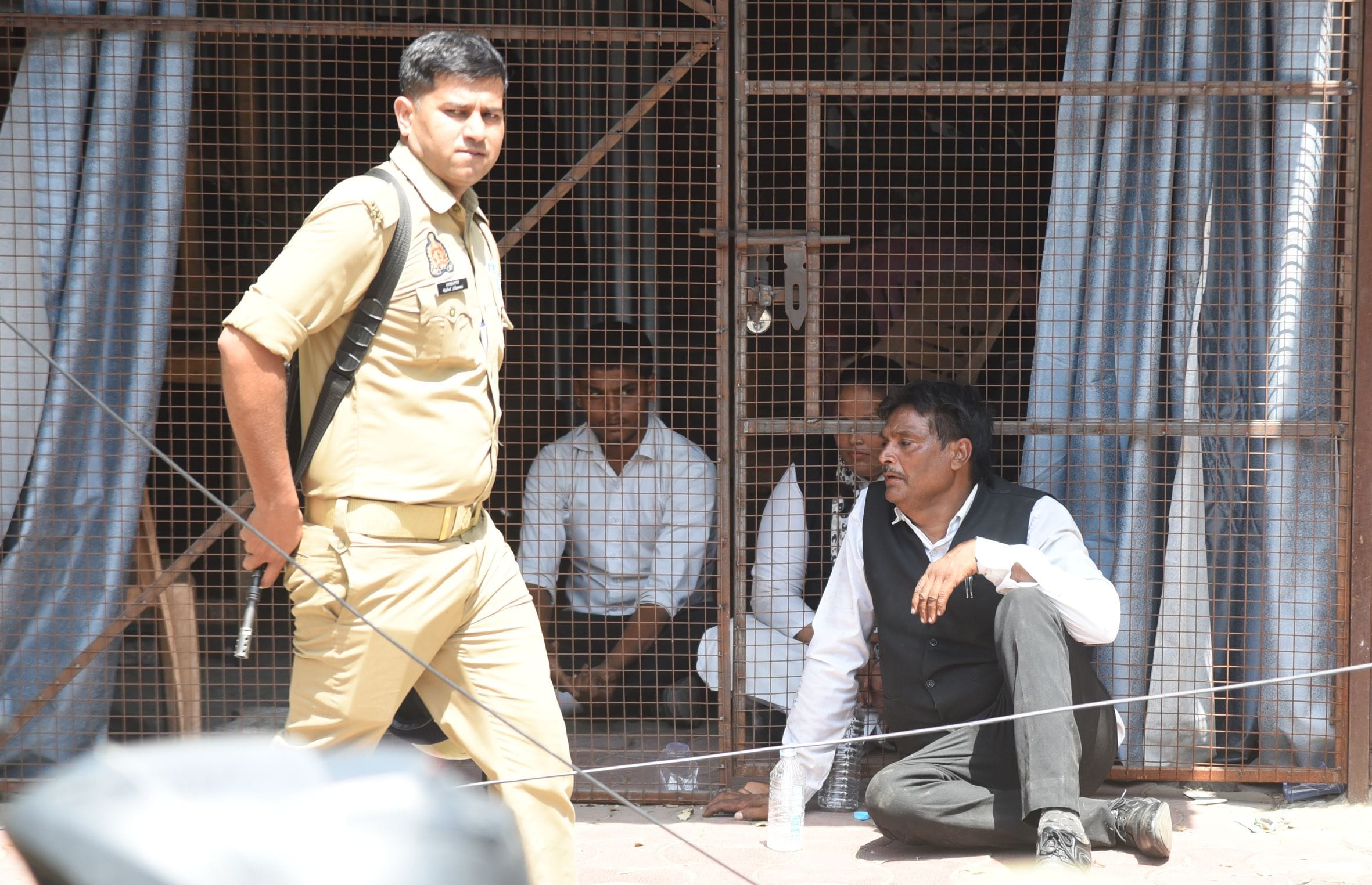 वकीलों के अवैध चैंबर तोड़े गए। वकीलों ने कार्रवाई का विरोध किया। वकीलों के अवैध चैंबर तोड़े गए। वकीलों ने कार्रवाई का विरोध किया।