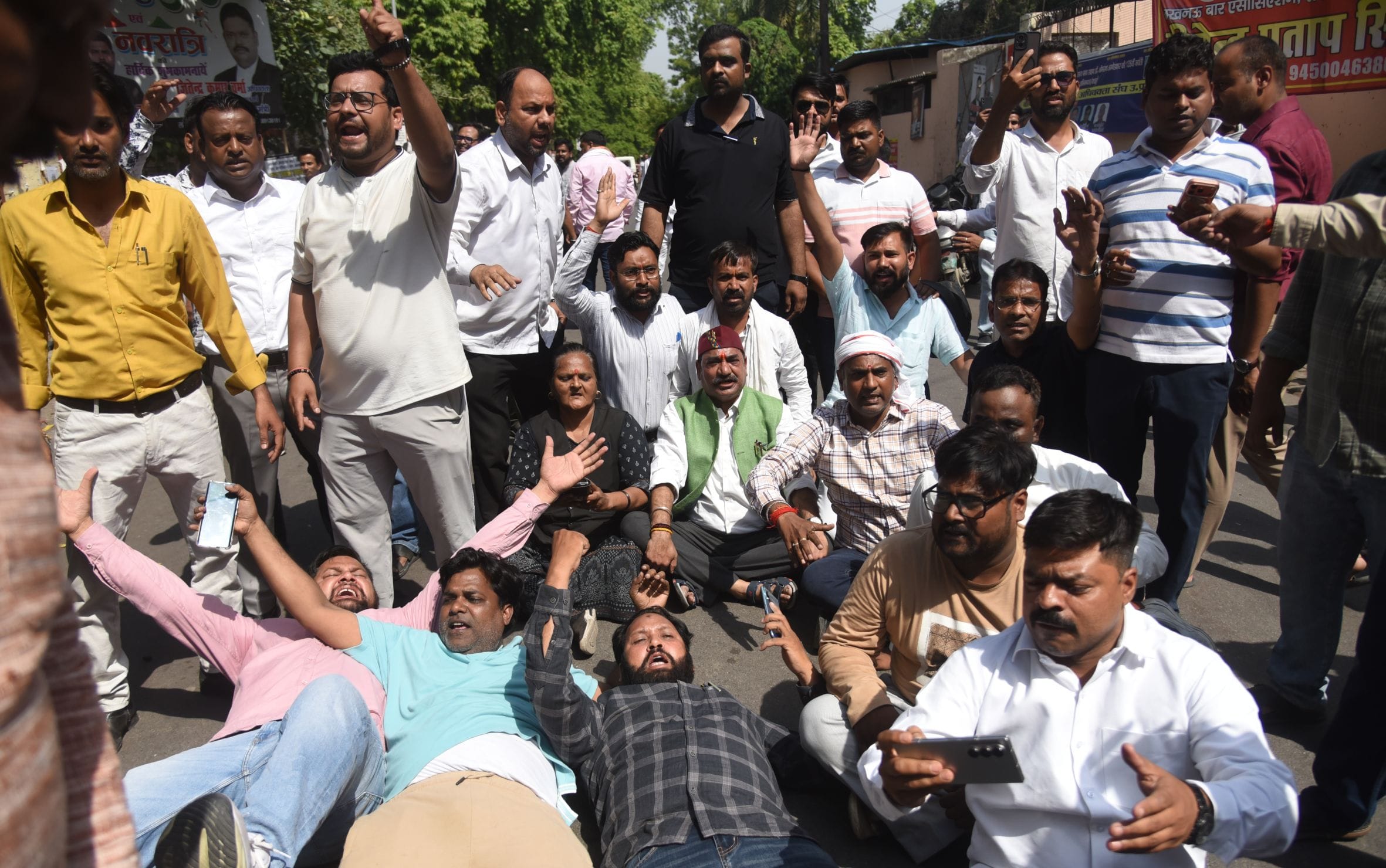 वकीलों के अवैध चैंबर तोड़े गए। वकीलों ने कार्रवाई का विरोध किया। वकीलों के अवैध चैंबर तोड़े गए। वकीलों ने कार्रवाई का विरोध किया।
