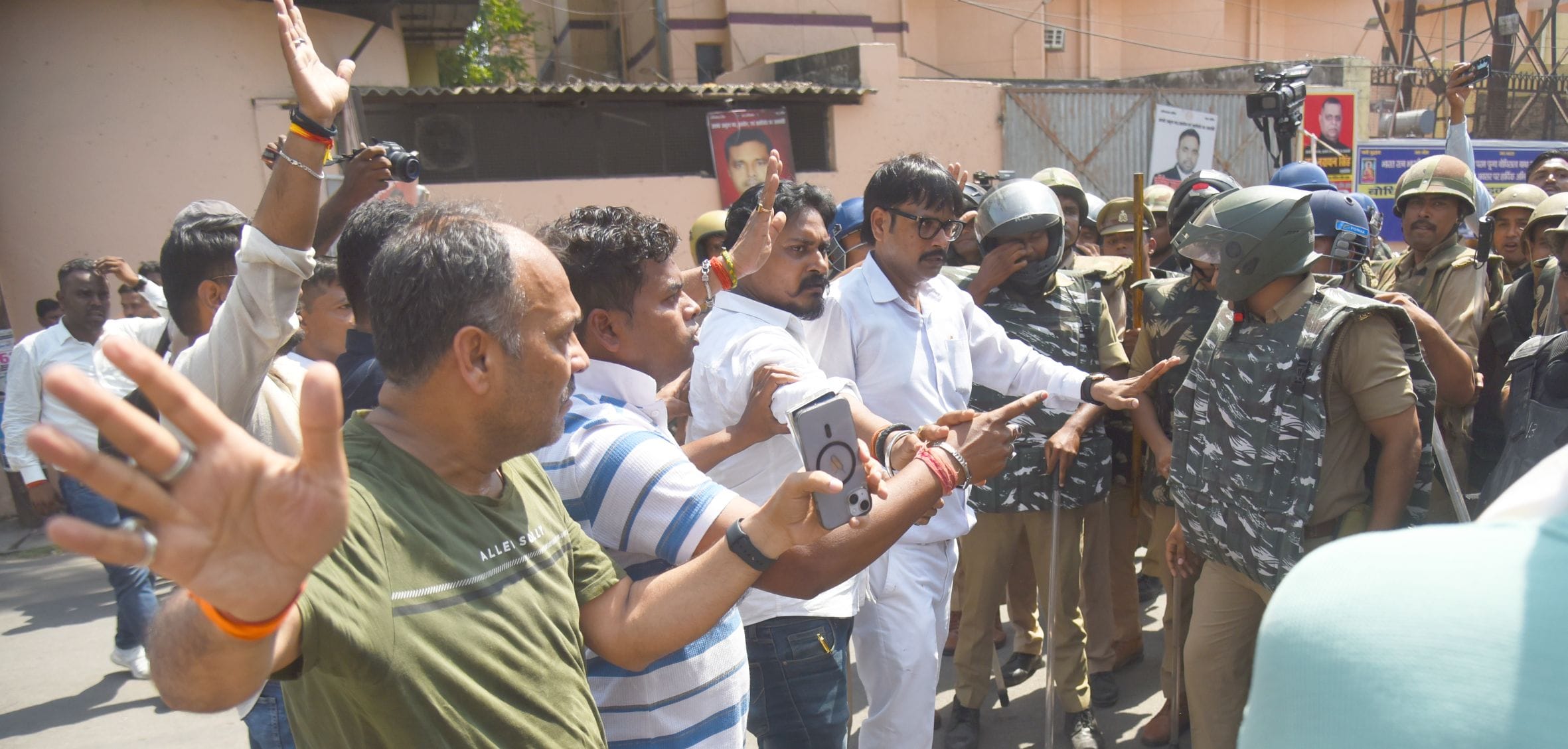 वकीलों के अवैध चैंबर तोड़े गए। वकीलों ने कार्रवाई का विरोध किया। वकीलों के अवैध चैंबर तोड़े गए। वकीलों ने कार्रवाई का विरोध किया।