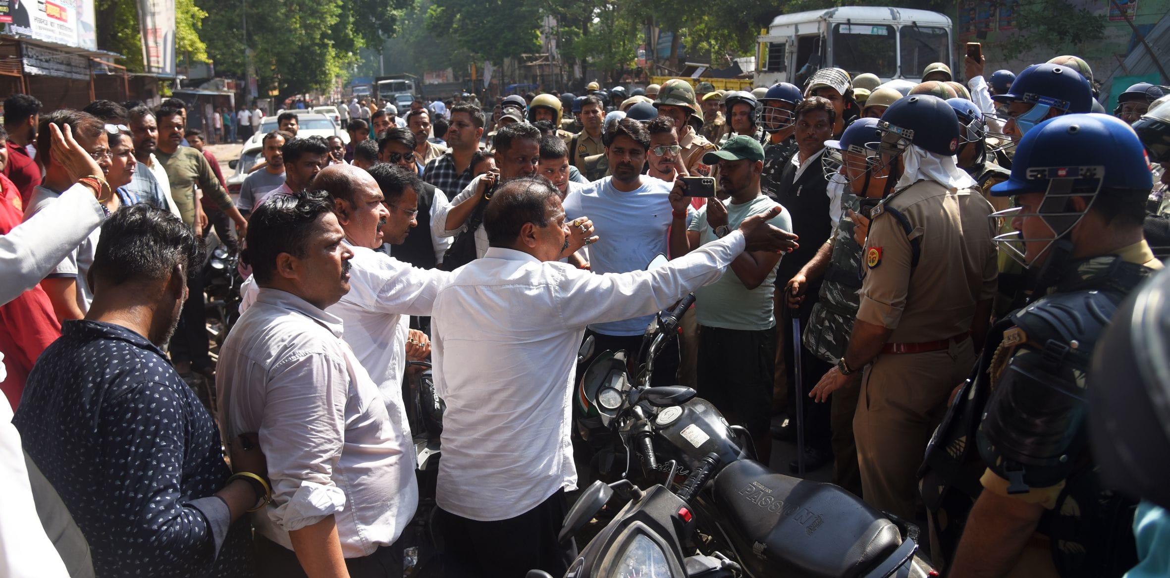 वकीलों के अवैध चैंबर तोड़े गए। वकीलों ने कार्रवाई का विरोध किया। वकीलों के अवैध चैंबर तोड़े गए। वकीलों ने कार्रवाई का विरोध किया।