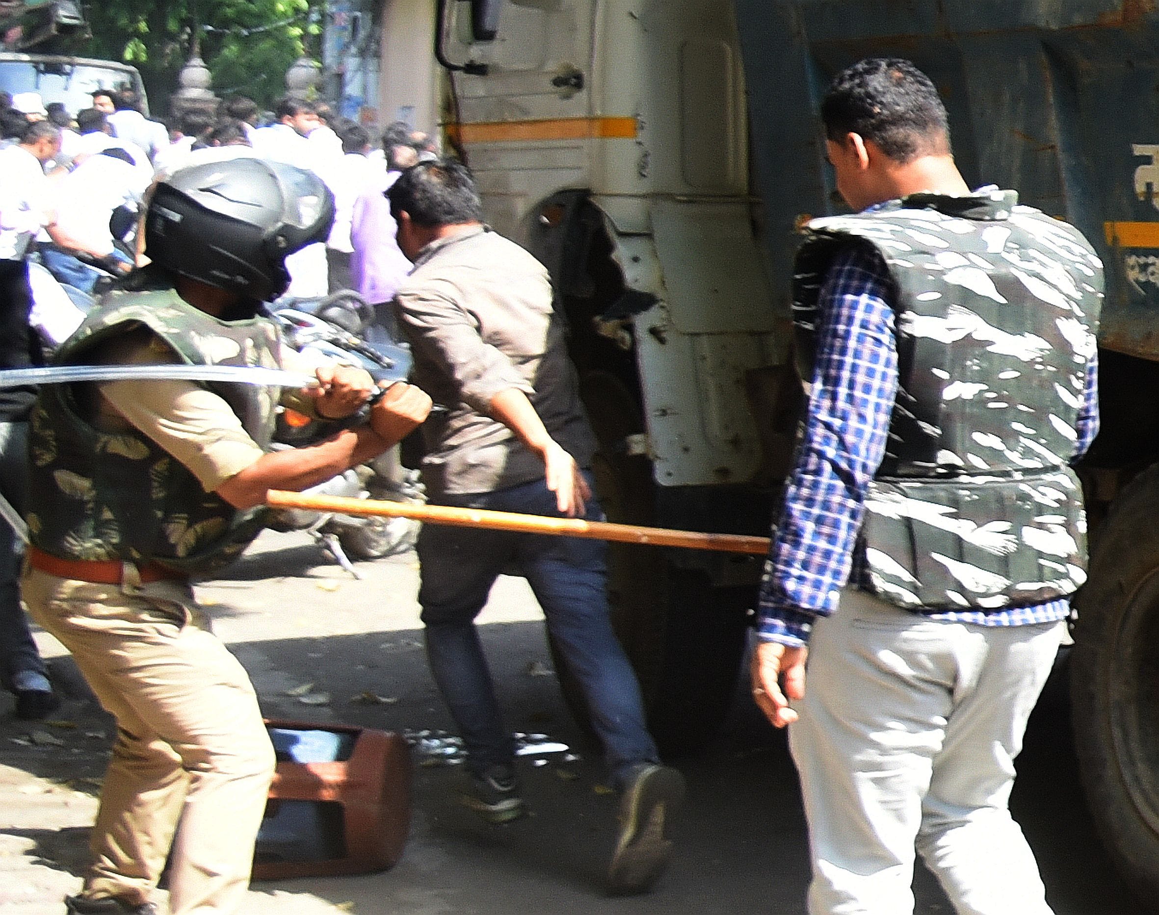 वकीलों के अवैध चैंबर तोड़े गए। वकीलों ने कार्रवाई का विरोध किया। वकीलों के अवैध चैंबर तोड़े गए। वकीलों ने कार्रवाई का विरोध किया।