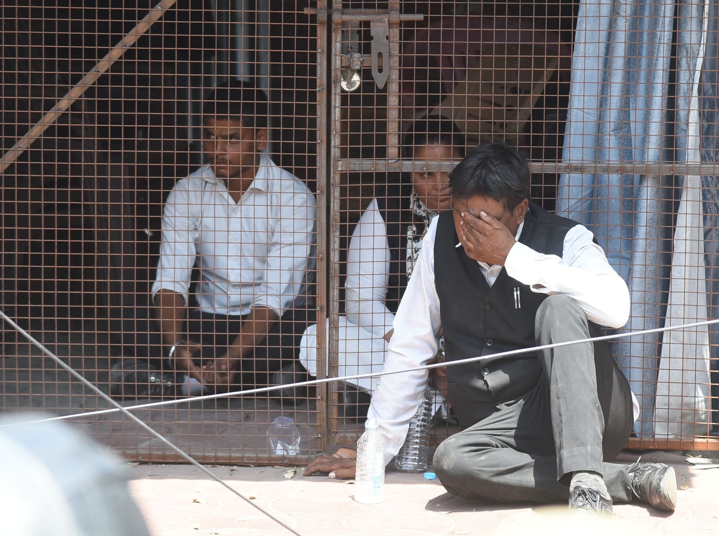 वकीलों के अवैध चैंबर तोड़े गए। वकीलों ने कार्रवाई का विरोध किया। वकीलों के अवैध चैंबर तोड़े गए। वकीलों ने कार्रवाई का विरोध किया।