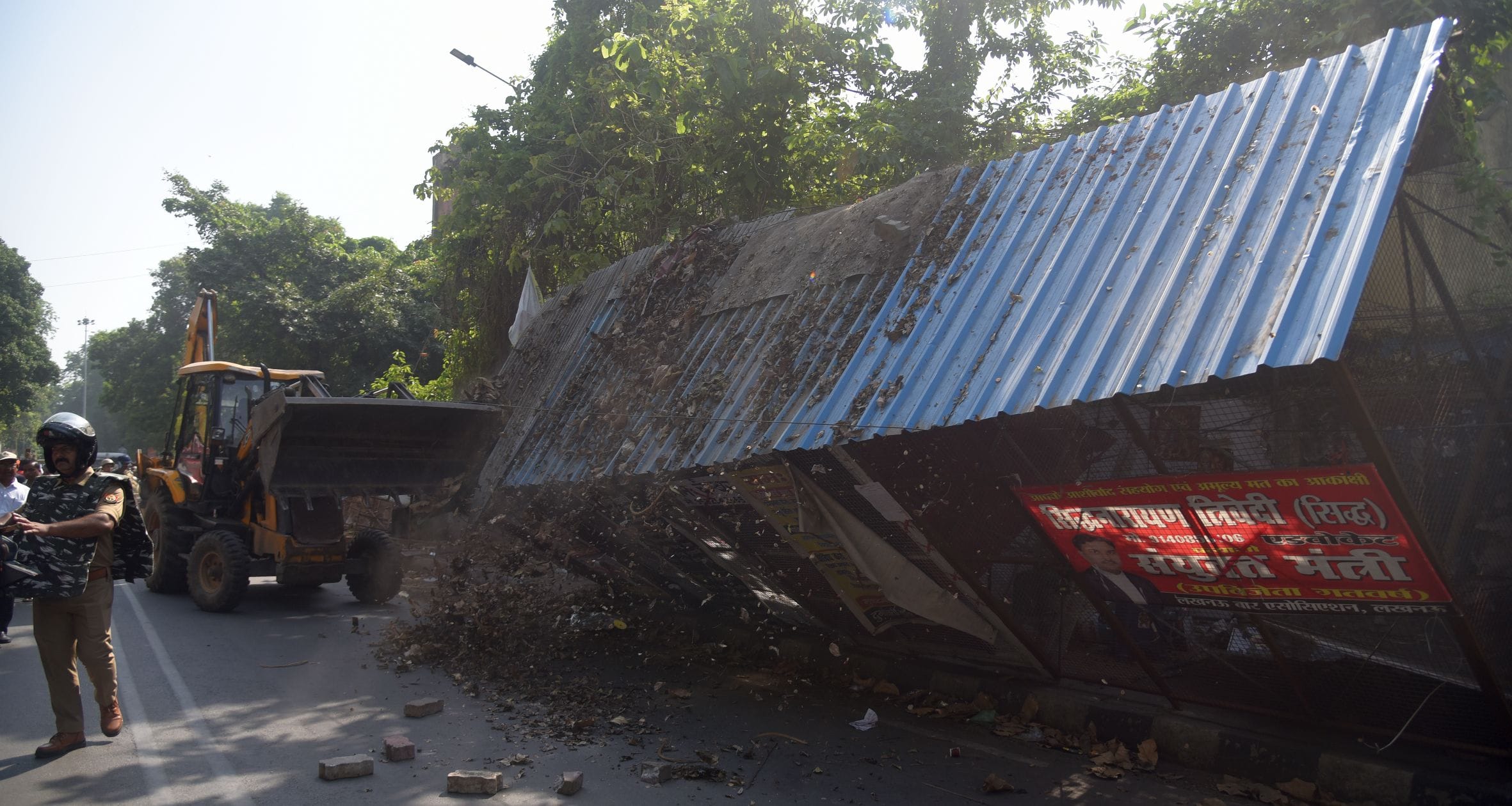 वकीलों के अवैध चैंबर तोड़े गए। वकीलों ने कार्रवाई का विरोध किया। वकीलों के अवैध चैंबर तोड़े गए। वकीलों ने कार्रवाई का विरोध किया।