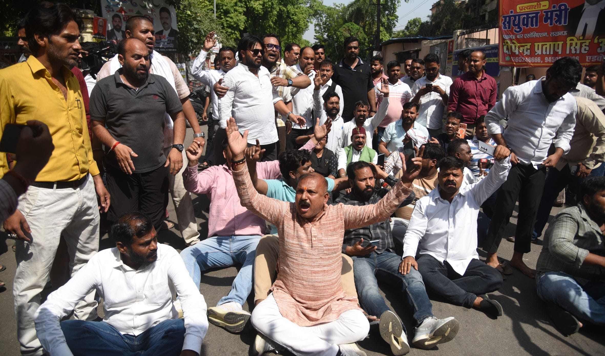वकीलों के अवैध चैंबर तोड़े गए। वकीलों ने कार्रवाई का विरोध किया। वकीलों के अवैध चैंबर तोड़े गए। वकीलों ने कार्रवाई का विरोध किया।