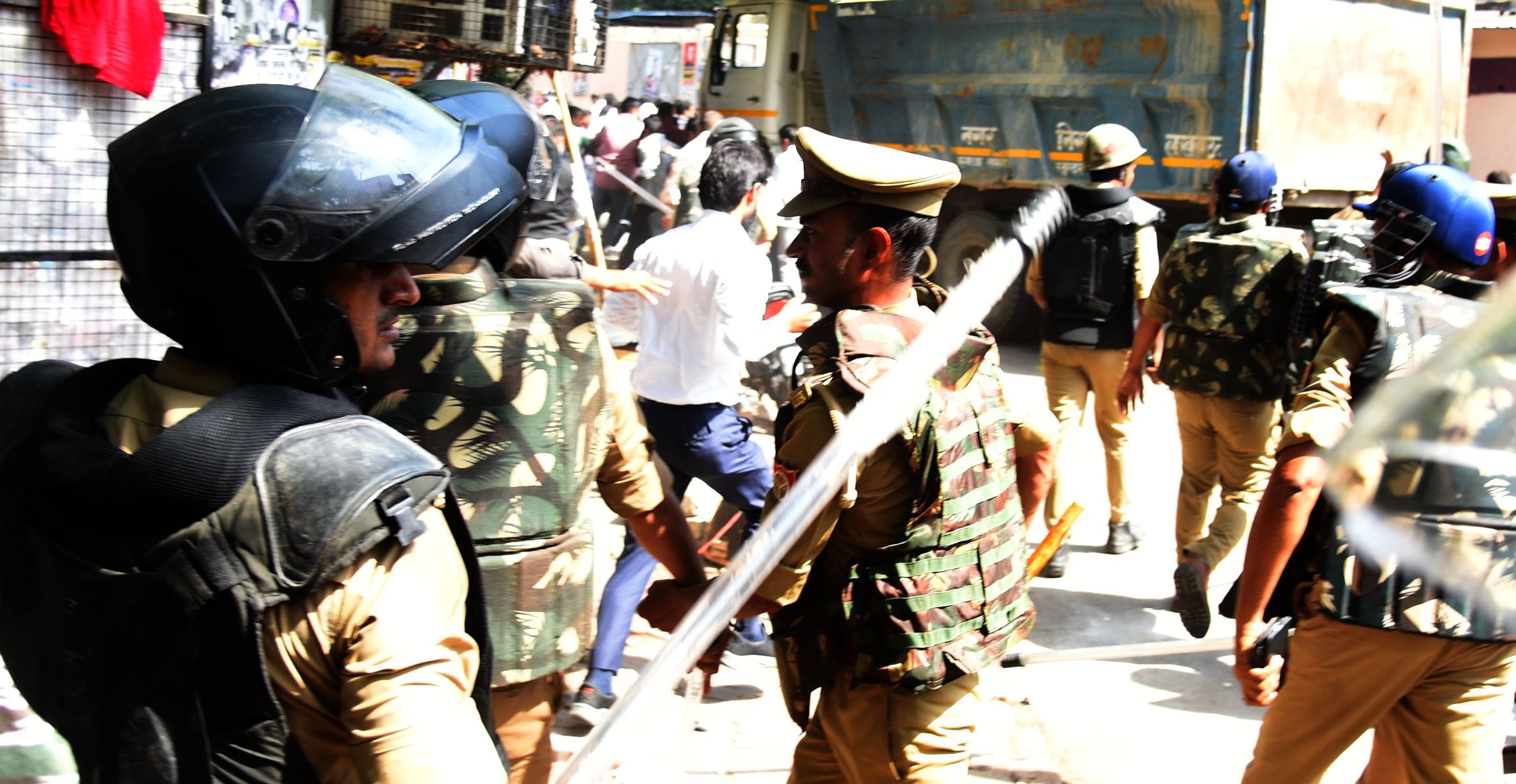 वकीलों के अवैध चैंबर तोड़े गए। वकीलों ने कार्रवाई का विरोध किया। वकीलों के अवैध चैंबर तोड़े गए। वकीलों ने कार्रवाई का विरोध किया।