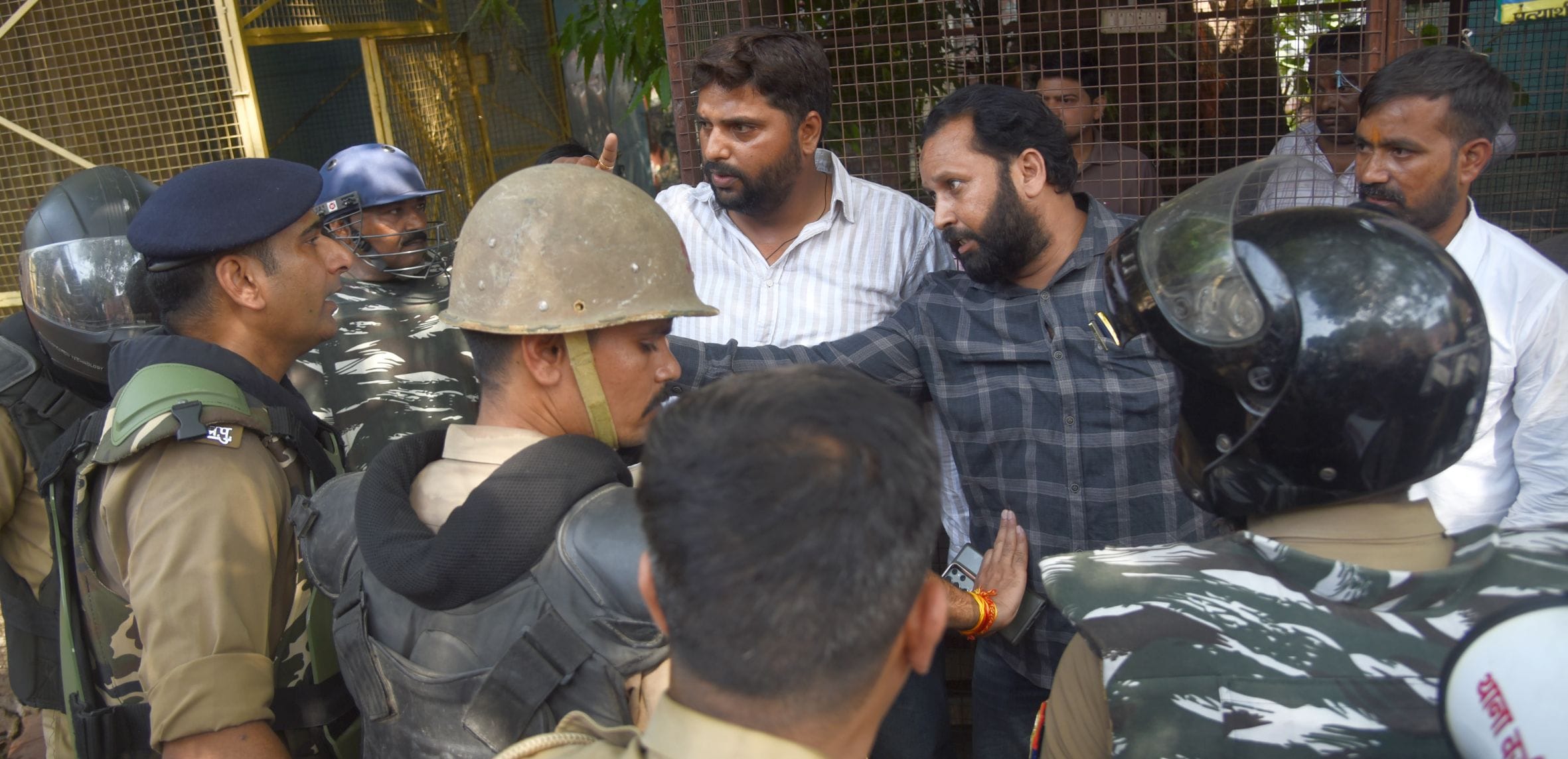 वकीलों के अवैध चैंबर तोड़े गए। वकीलों ने कार्रवाई का विरोध किया। वकीलों के अवैध चैंबर तोड़े गए। वकीलों ने कार्रवाई का विरोध किया।