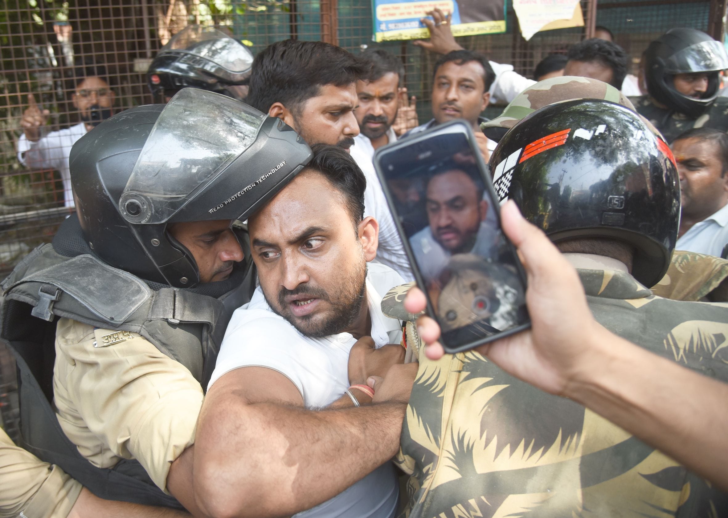 वकीलों के अवैध चैंबर तोड़े गए। वकीलों ने कार्रवाई का विरोध किया। वकीलों के अवैध चैंबर तोड़े गए। वकीलों ने कार्रवाई का विरोध किया।