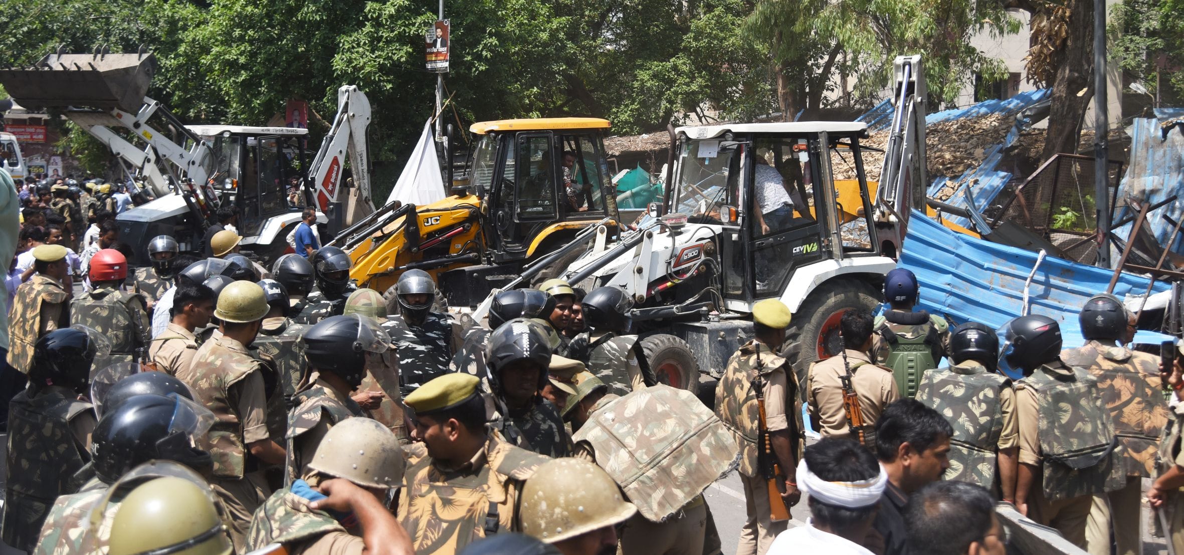 वकीलों के अवैध चैंबर तोड़े गए। वकीलों ने कार्रवाई का विरोध किया। वकीलों के अवैध चैंबर तोड़े गए। वकीलों ने कार्रवाई का विरोध किया।
