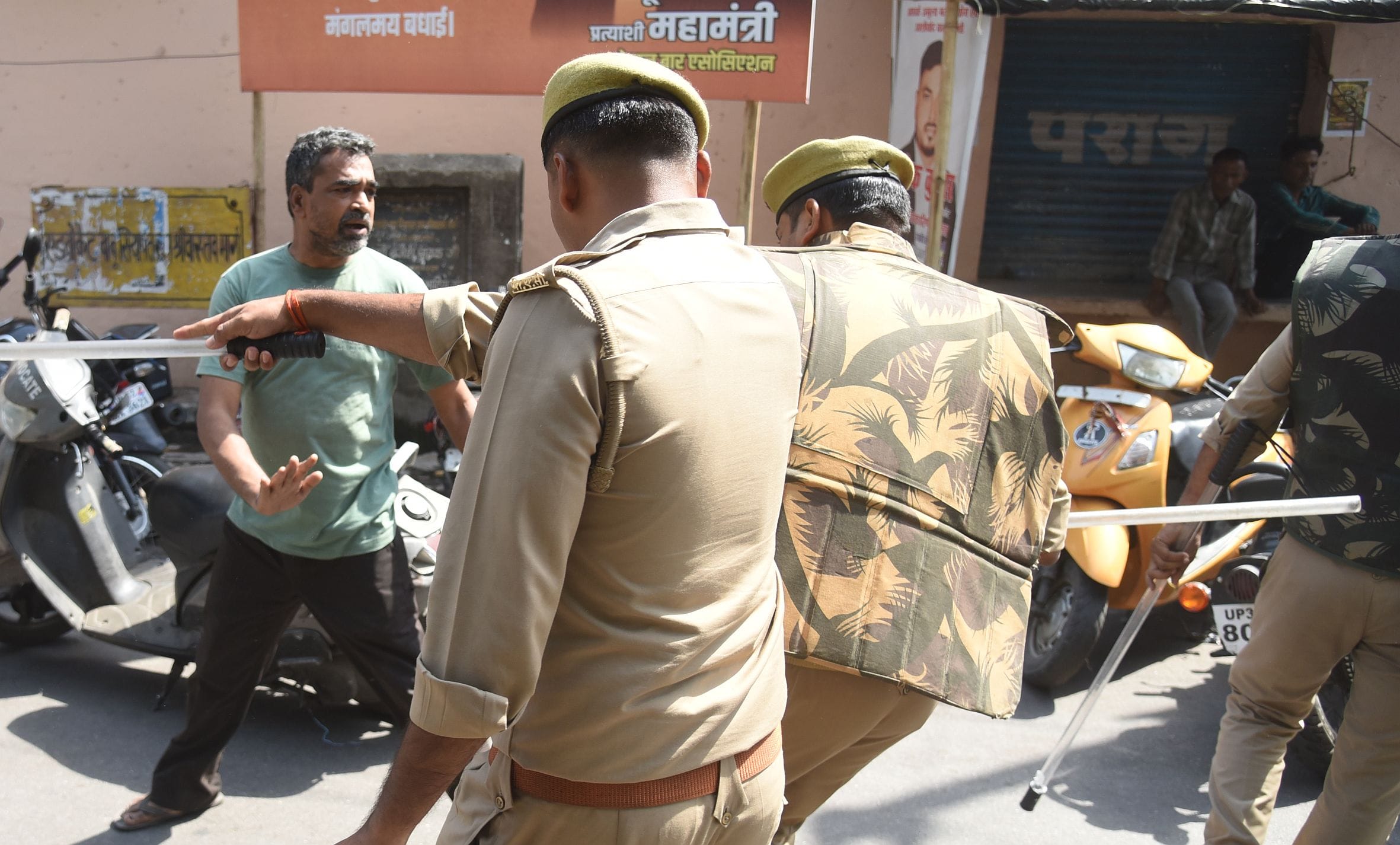 वकीलों के अवैध चैंबर तोड़े गए। वकीलों ने कार्रवाई का विरोध किया। वकीलों के अवैध चैंबर तोड़े गए। वकीलों ने कार्रवाई का विरोध किया।