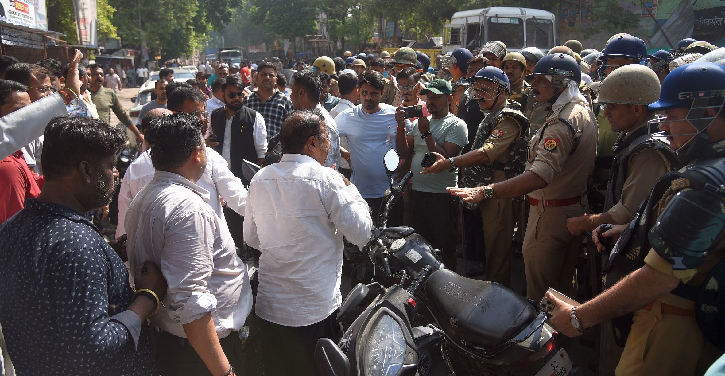 वकीलों के अवैध चैंबर तोड़े गए। वकीलों ने कार्रवाई का विरोध किया। वकीलों के अवैध चैंबर तोड़े गए। वकीलों ने कार्रवाई का विरोध किया।