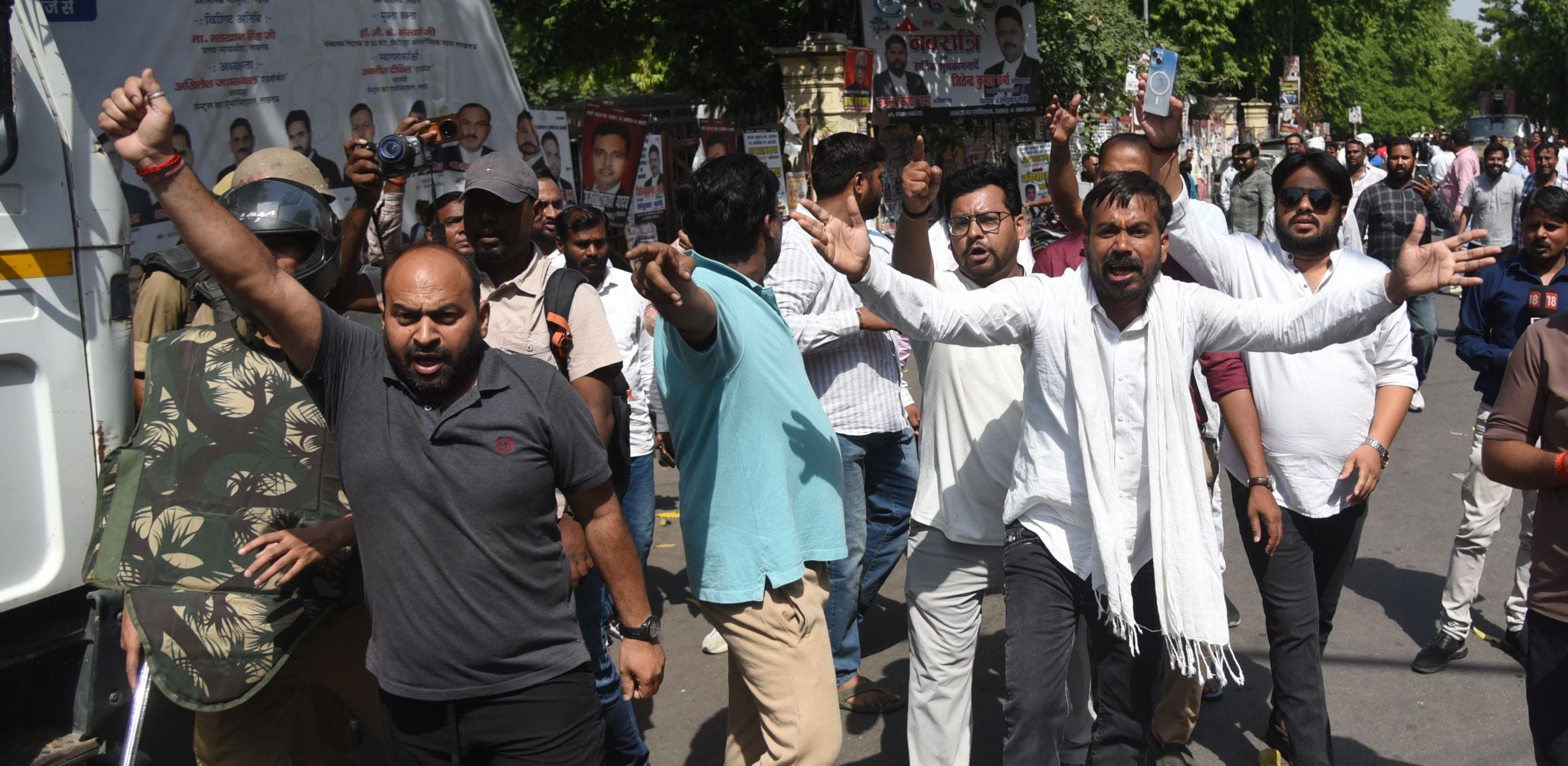 वकीलों के अवैध चैंबर तोड़े गए। वकीलों ने कार्रवाई का विरोध किया। वकीलों के अवैध चैंबर तोड़े गए। वकीलों ने कार्रवाई का विरोध किया।