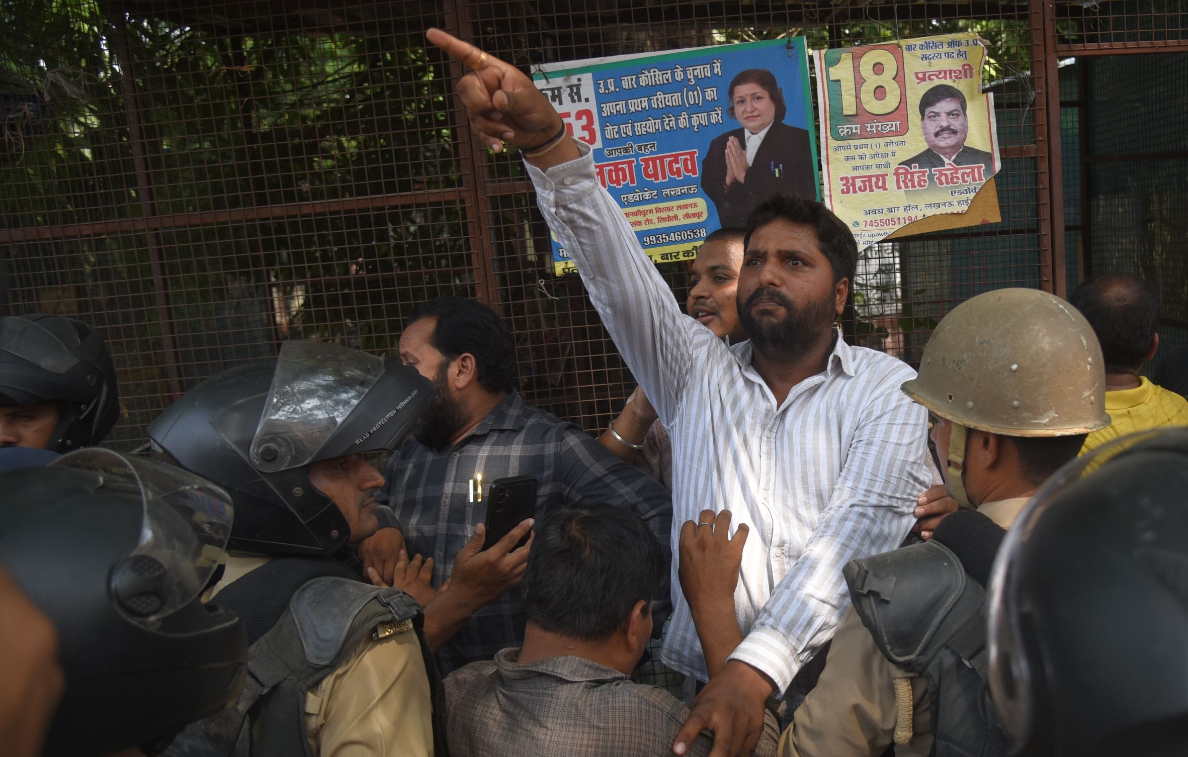 वकीलों के अवैध चैंबर तोड़े गए। वकीलों ने कार्रवाई का विरोध किया। वकीलों के अवैध चैंबर तोड़े गए। वकीलों ने कार्रवाई का विरोध किया।