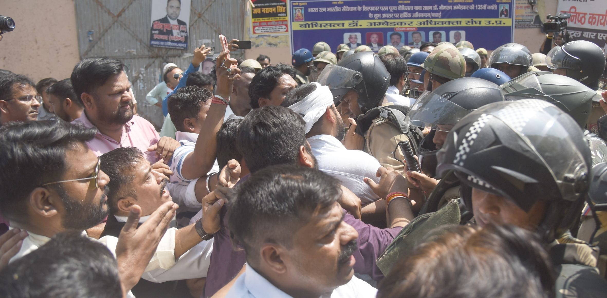 वकीलों के अवैध चैंबर तोड़े गए। वकीलों ने कार्रवाई का विरोध किया। वकीलों के अवैध चैंबर तोड़े गए। वकीलों ने कार्रवाई का विरोध किया।