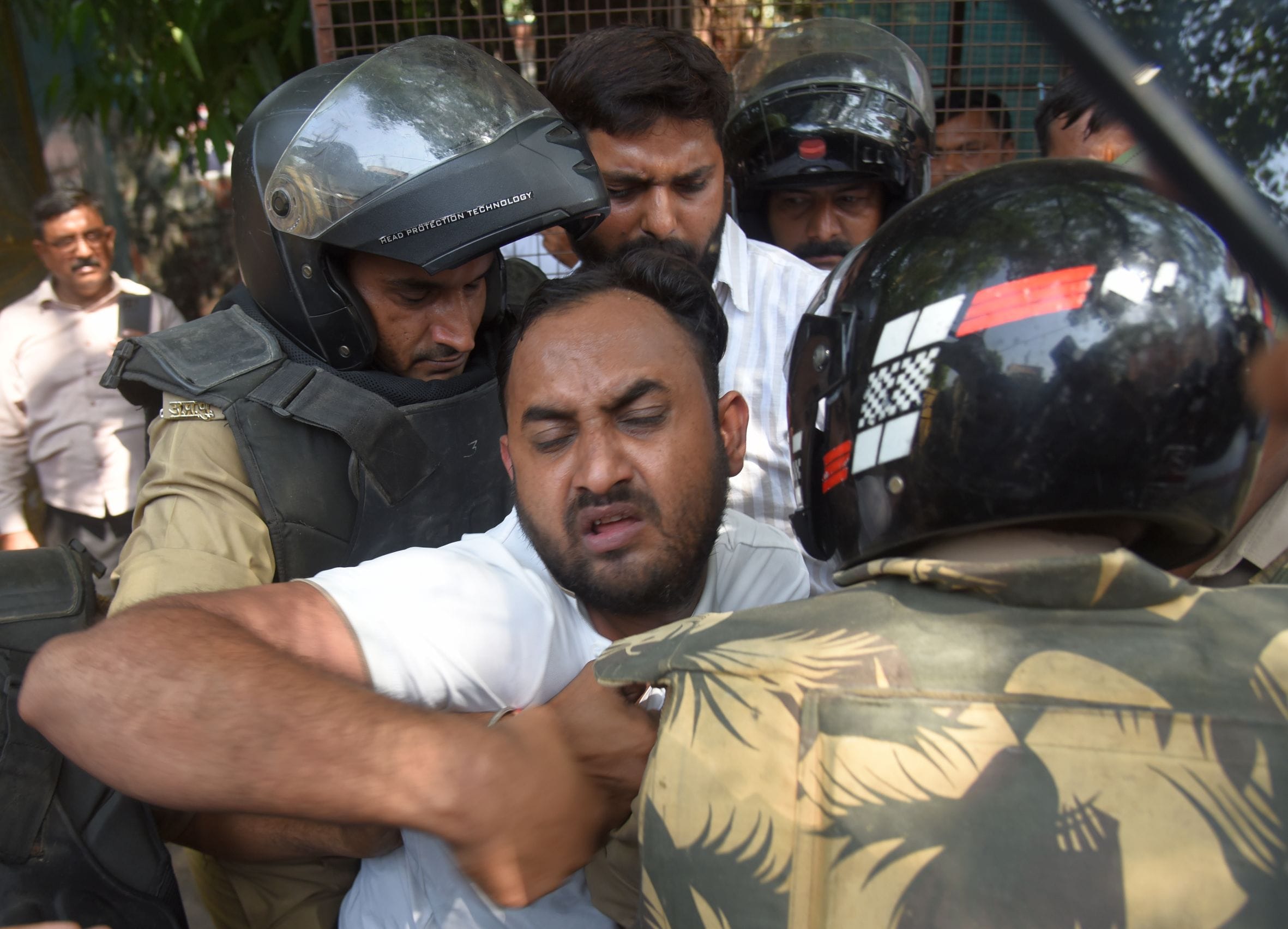 वकीलों के अवैध चैंबर तोड़े गए। वकीलों ने कार्रवाई का विरोध किया। वकीलों के अवैध चैंबर तोड़े गए। वकीलों ने कार्रवाई का विरोध किया।