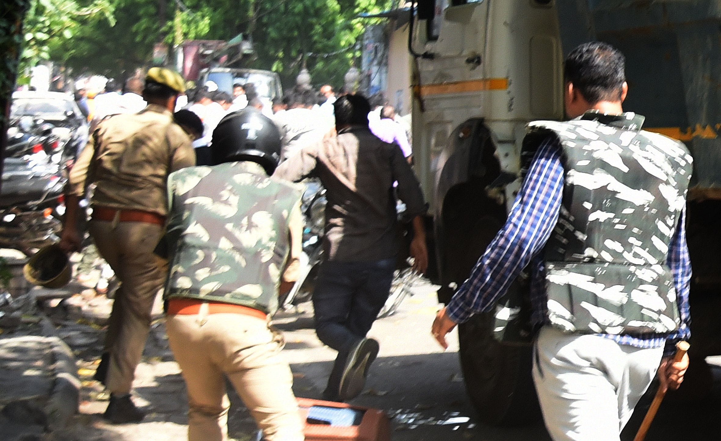 वकीलों के अवैध चैंबर तोड़े गए। वकीलों ने कार्रवाई का विरोध किया। वकीलों के अवैध चैंबर तोड़े गए। वकीलों ने कार्रवाई का विरोध किया।