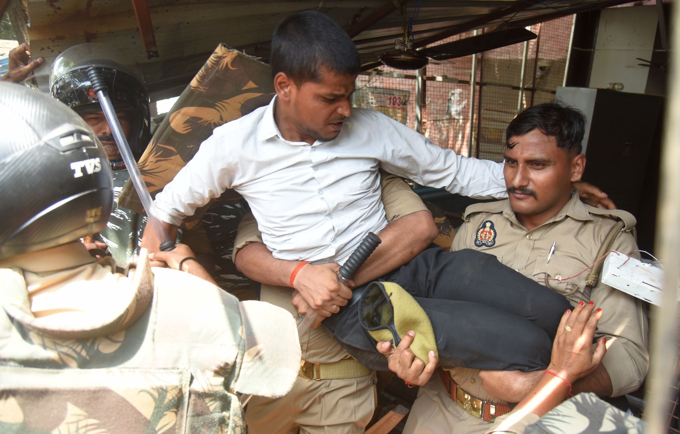 वकीलों के अवैध चैंबर तोड़े गए। वकीलों ने कार्रवाई का विरोध किया। वकीलों के अवैध चैंबर तोड़े गए। वकीलों ने कार्रवाई का विरोध किया।