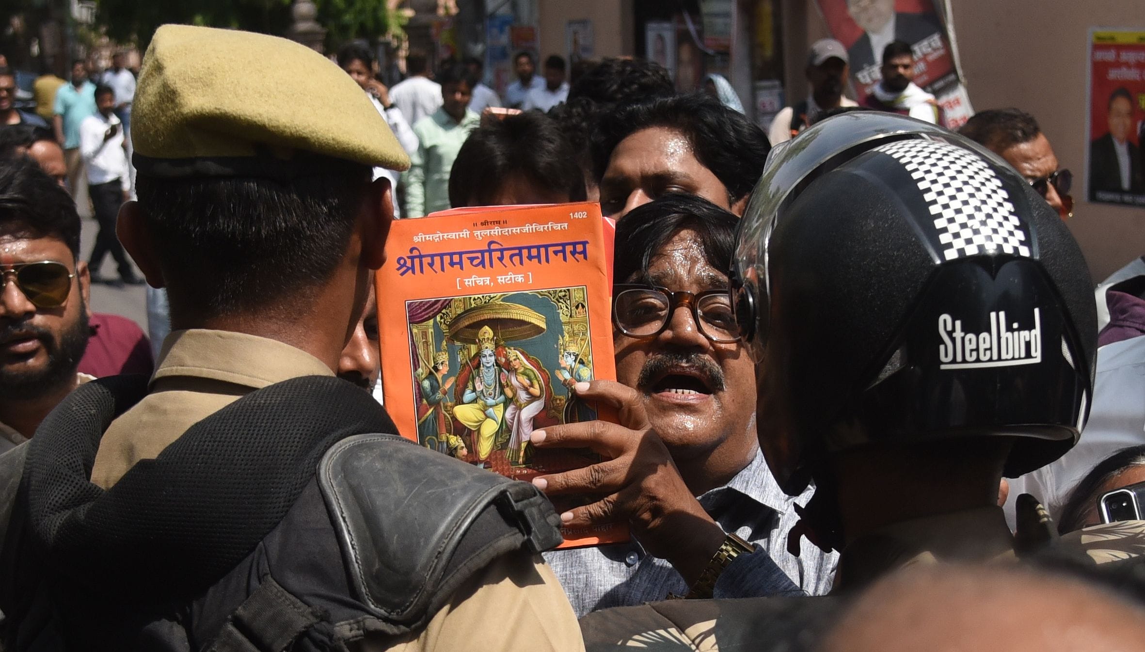 वकीलों के अवैध चैंबर तोड़े गए। वकीलों ने कार्रवाई का विरोध किया। वकीलों के अवैध चैंबर तोड़े गए। वकीलों ने कार्रवाई का विरोध किया।
