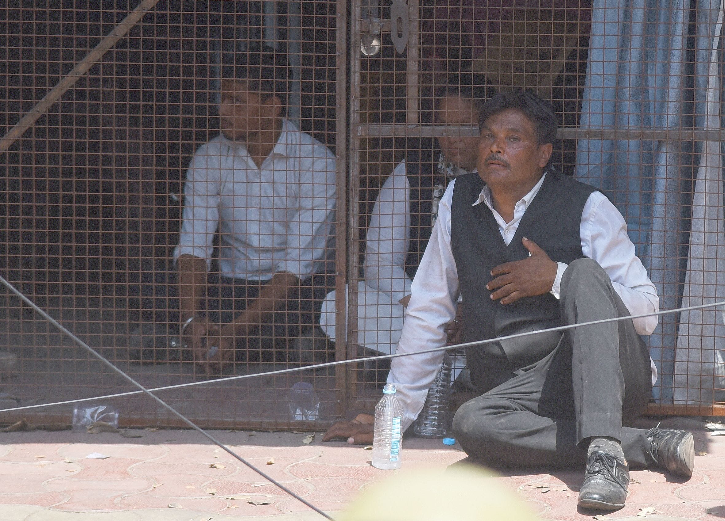 वकीलों के अवैध चैंबर तोड़े गए। वकीलों ने कार्रवाई का विरोध किया। वकीलों के अवैध चैंबर तोड़े गए। वकीलों ने कार्रवाई का विरोध किया।