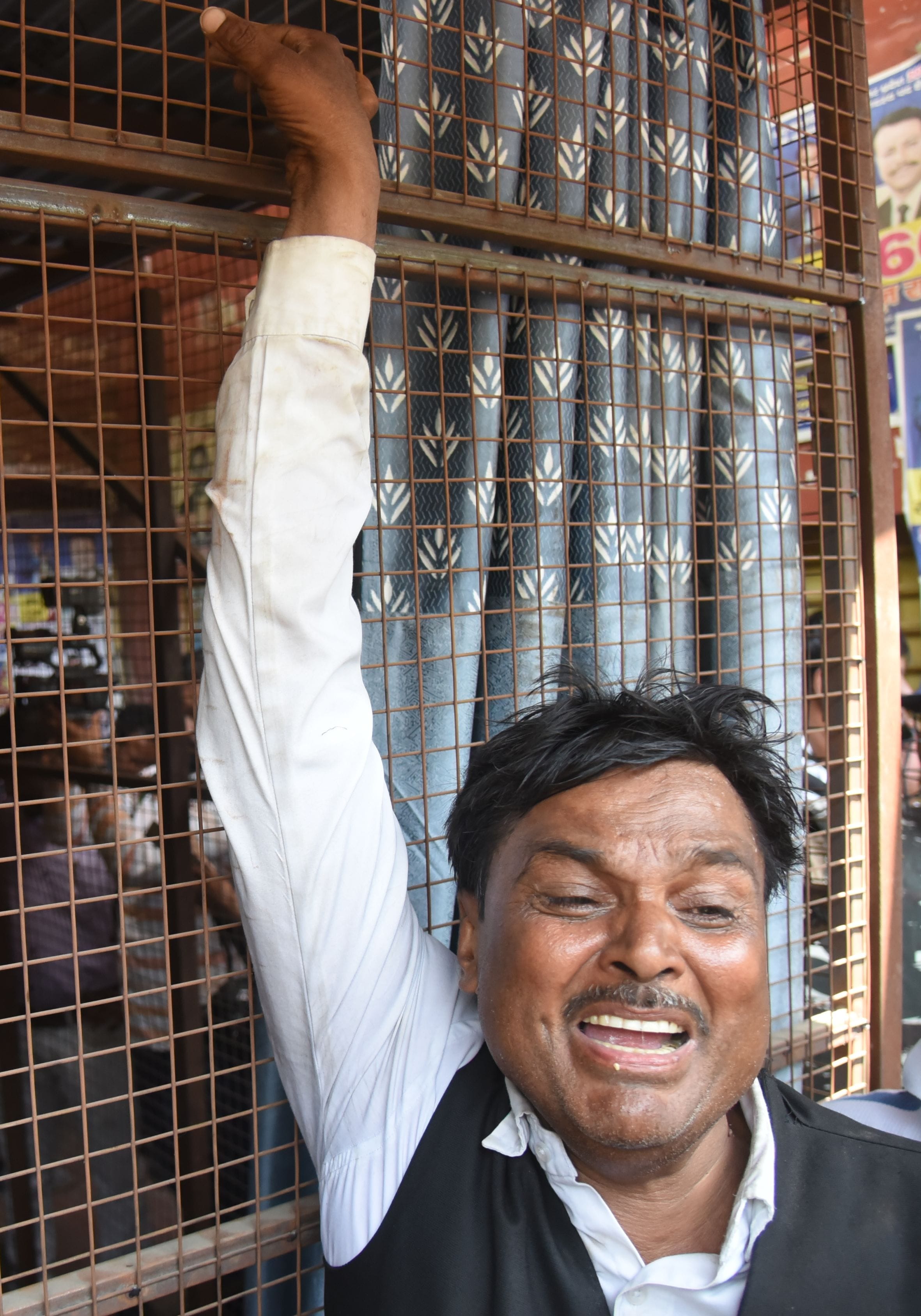 वकीलों के अवैध चैंबर तोड़े गए। वकीलों ने कार्रवाई का विरोध किया। वकीलों के अवैध चैंबर तोड़े गए। वकीलों ने कार्रवाई का विरोध किया।