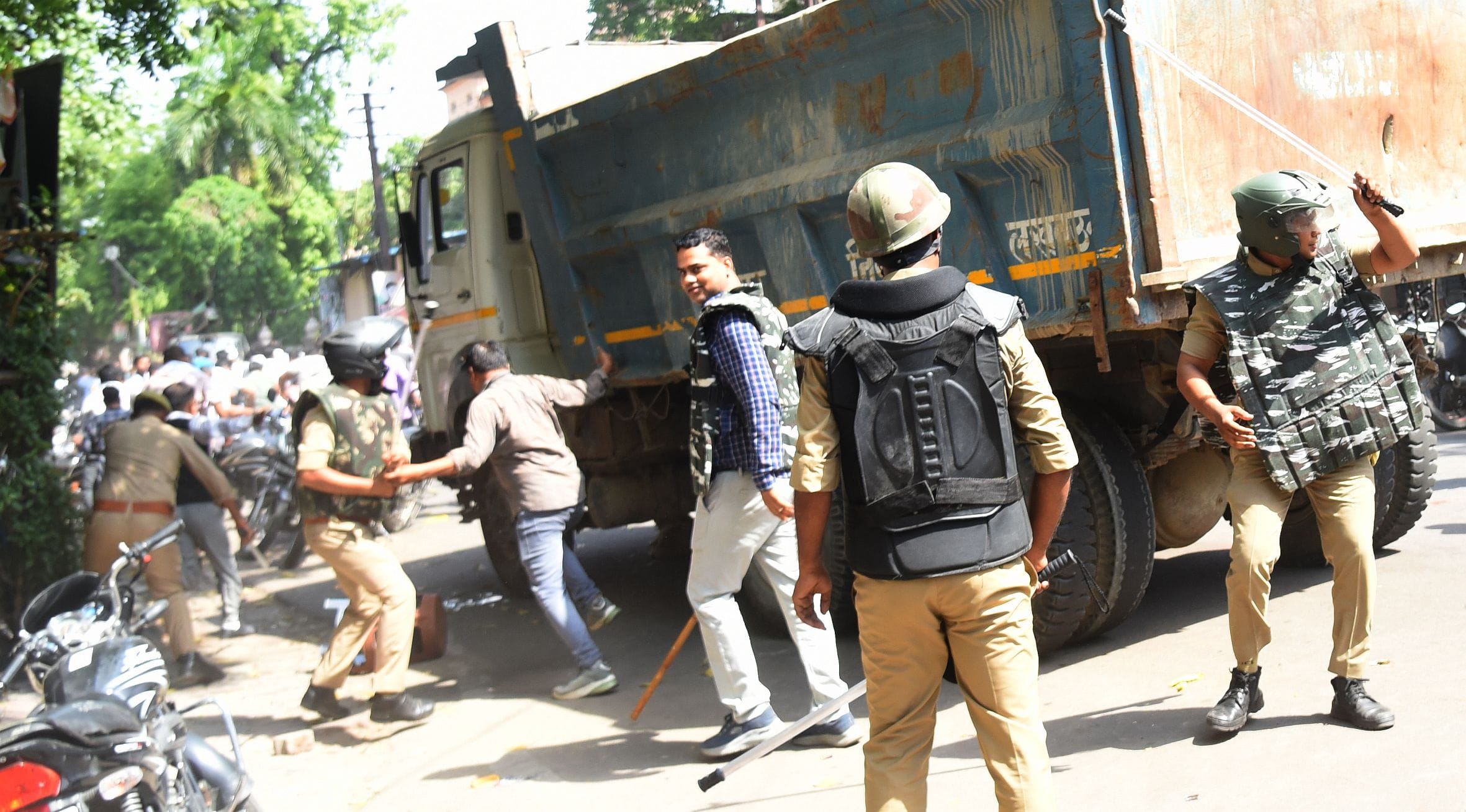 वकीलों के अवैध चैंबर तोड़े गए। वकीलों ने कार्रवाई का विरोध किया। वकीलों के अवैध चैंबर तोड़े गए। वकीलों ने कार्रवाई का विरोध किया।