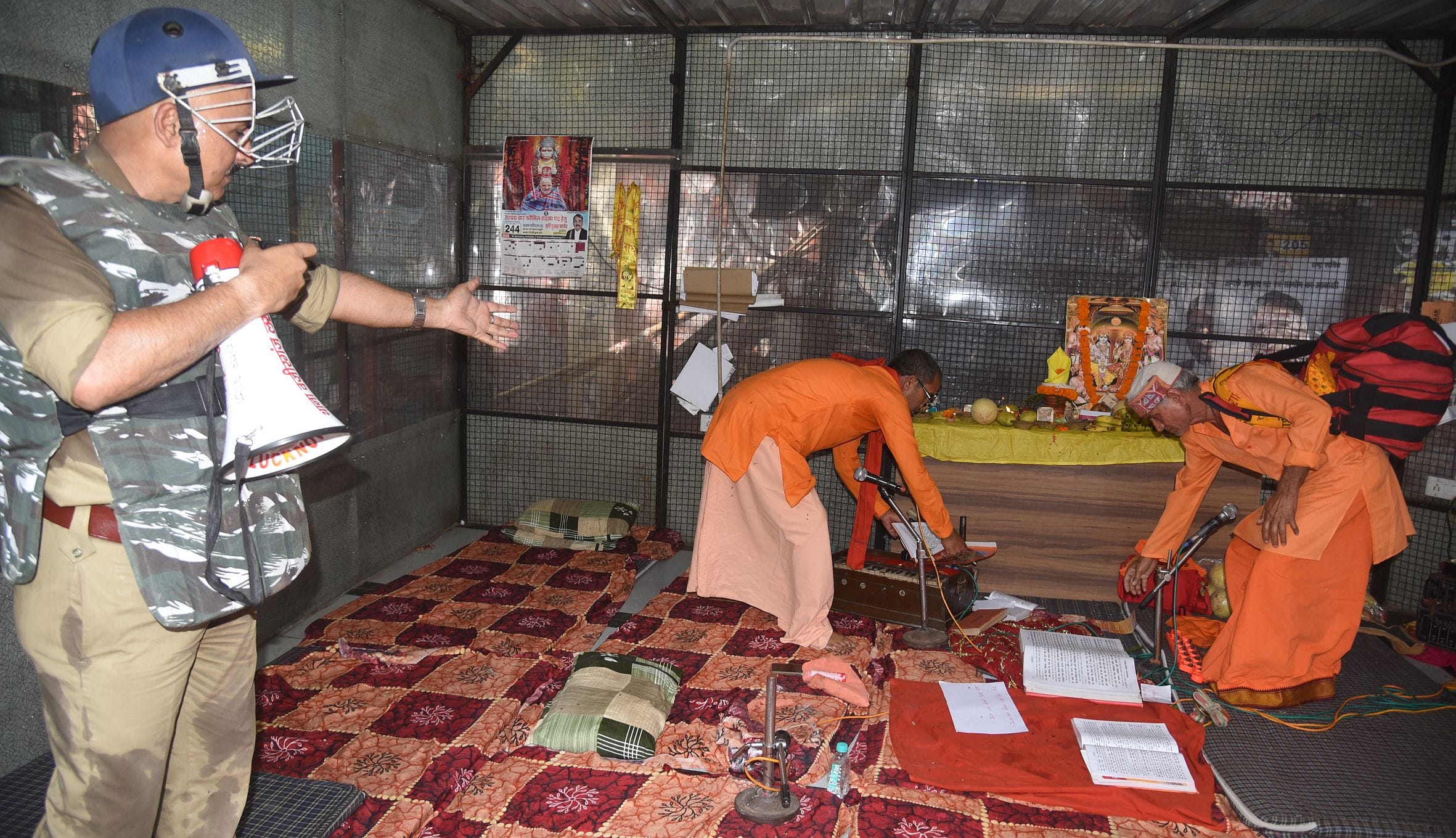 वकीलों के अवैध चैंबर तोड़े गए। वकीलों ने कार्रवाई का विरोध किया। वकीलों के अवैध चैंबर तोड़े गए। वकीलों ने कार्रवाई का विरोध किया।