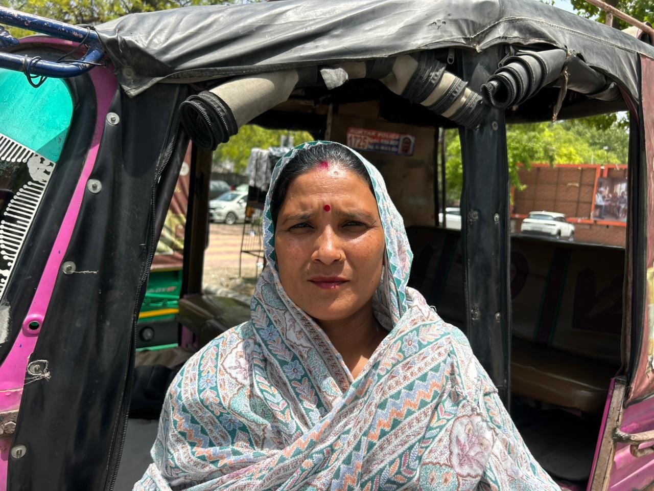 01-रोहतक रेलवे स्टेशन पर यात्रियों के इंतजार में खड़े ऑटो चालक। संवाद 01-रोहतक रेलवे स्टेशन पर यात्रियों के इंतजार में खड़े ऑटो चालक। संवाद