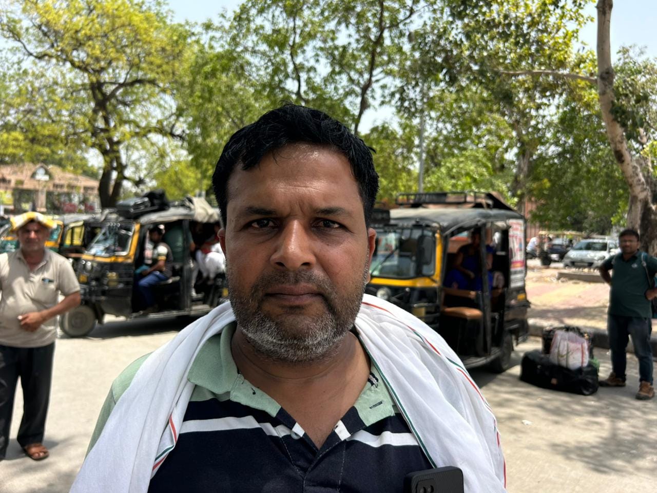 01-रोहतक रेलवे स्टेशन पर यात्रियों के इंतजार में खड़े ऑटो चालक। संवाद 01-रोहतक रेलवे स्टेशन पर यात्रियों के इंतजार में खड़े ऑटो चालक। संवाद