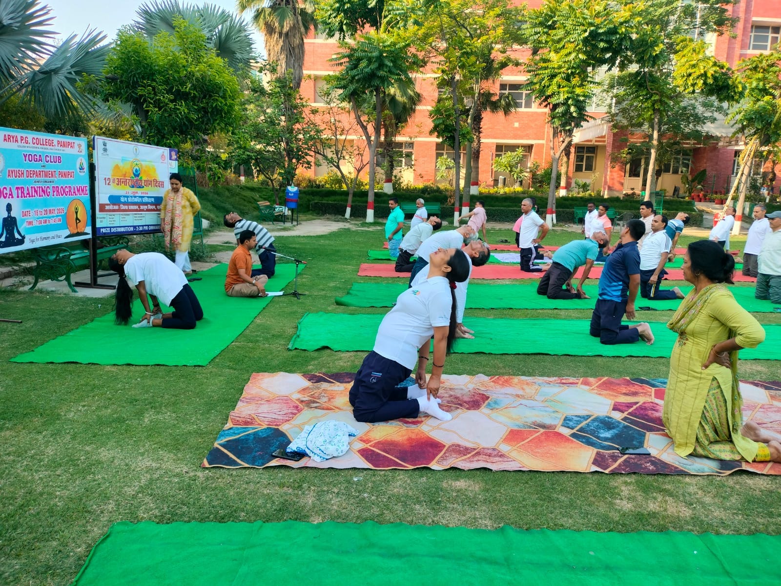 आर्य पीजी कॉलेज में योगाभ्यास करते योग प्रेमी। स्रोत : विभाग आर्य पीजी कॉलेज में योगाभ्यास करते योग प्रेमी। स्रोत : विभाग