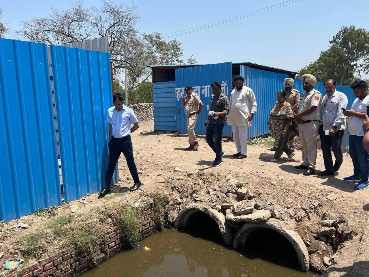 अंबाला छावनी के महेशनगर क्षेत्र में मुख्य नाले में सफाई व्यवस्था को चेक करतीं नप अध्यक्ष व ईओ। 