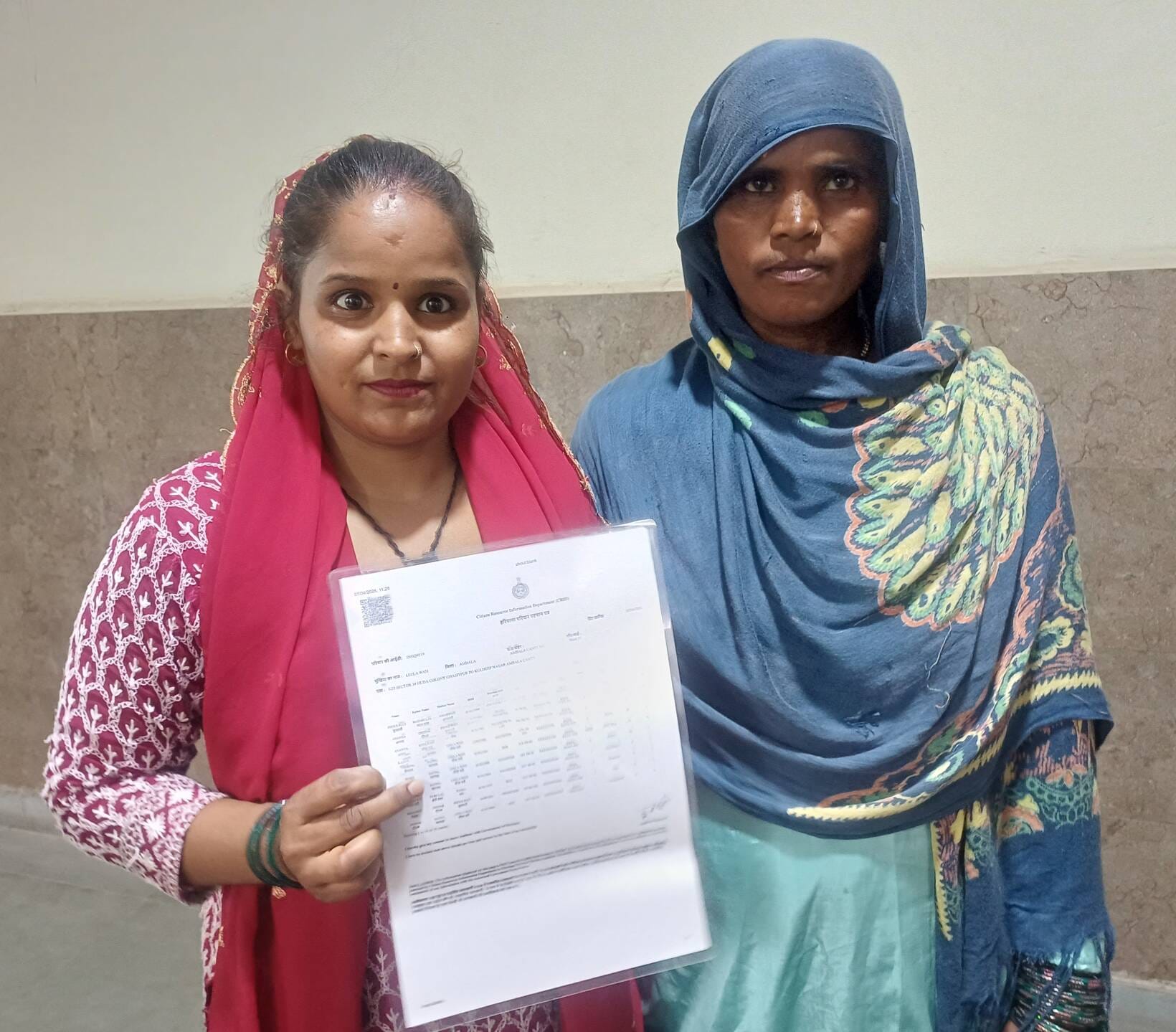 अंबाला छावनी के उपमंडल भवन में आयोजित जनता दरबार में लाेगों की शिकायत सुनते नायब तहसीलदार आशीष अंबाला छावनी के उपमंडल भवन में आयोजित जनता दरबार में लाेगों की शिकायत सुनते नायब तहसीलदार आशीष