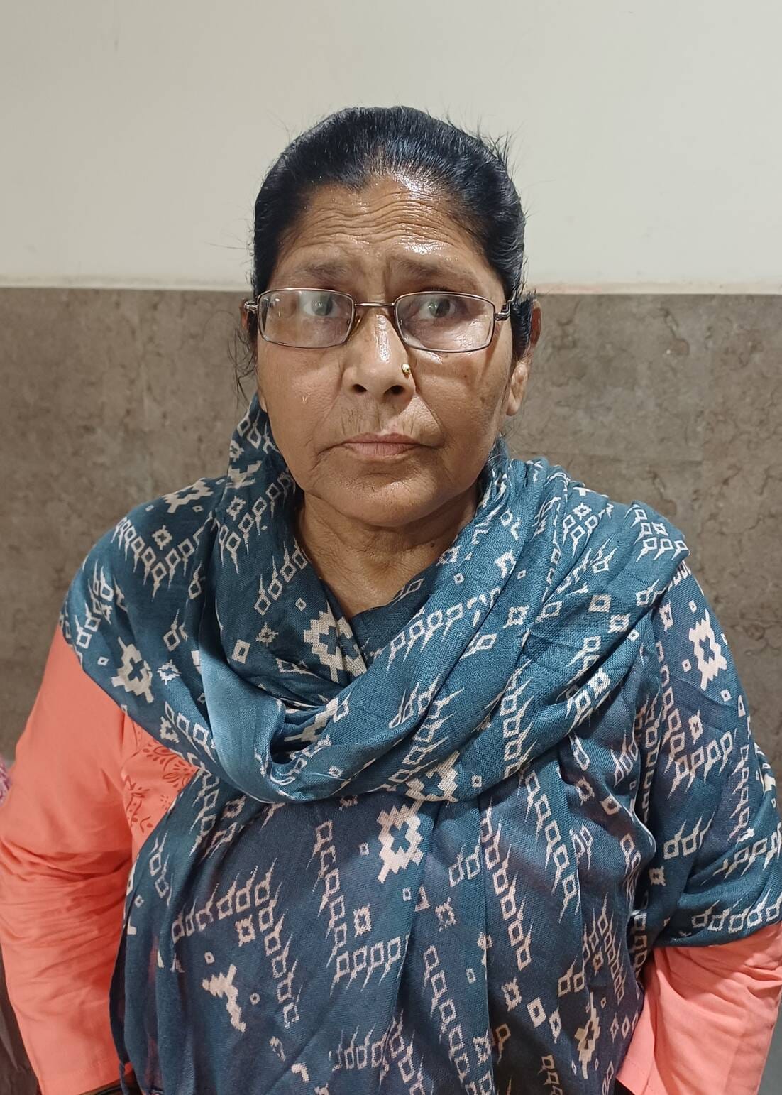 अंबाला छावनी के उपमंडल भवन में आयोजित जनता दरबार में लाेगों की शिकायत सुनते नायब तहसीलदार आशीष अंबाला छावनी के उपमंडल भवन में आयोजित जनता दरबार में लाेगों की शिकायत सुनते नायब तहसीलदार आशीष