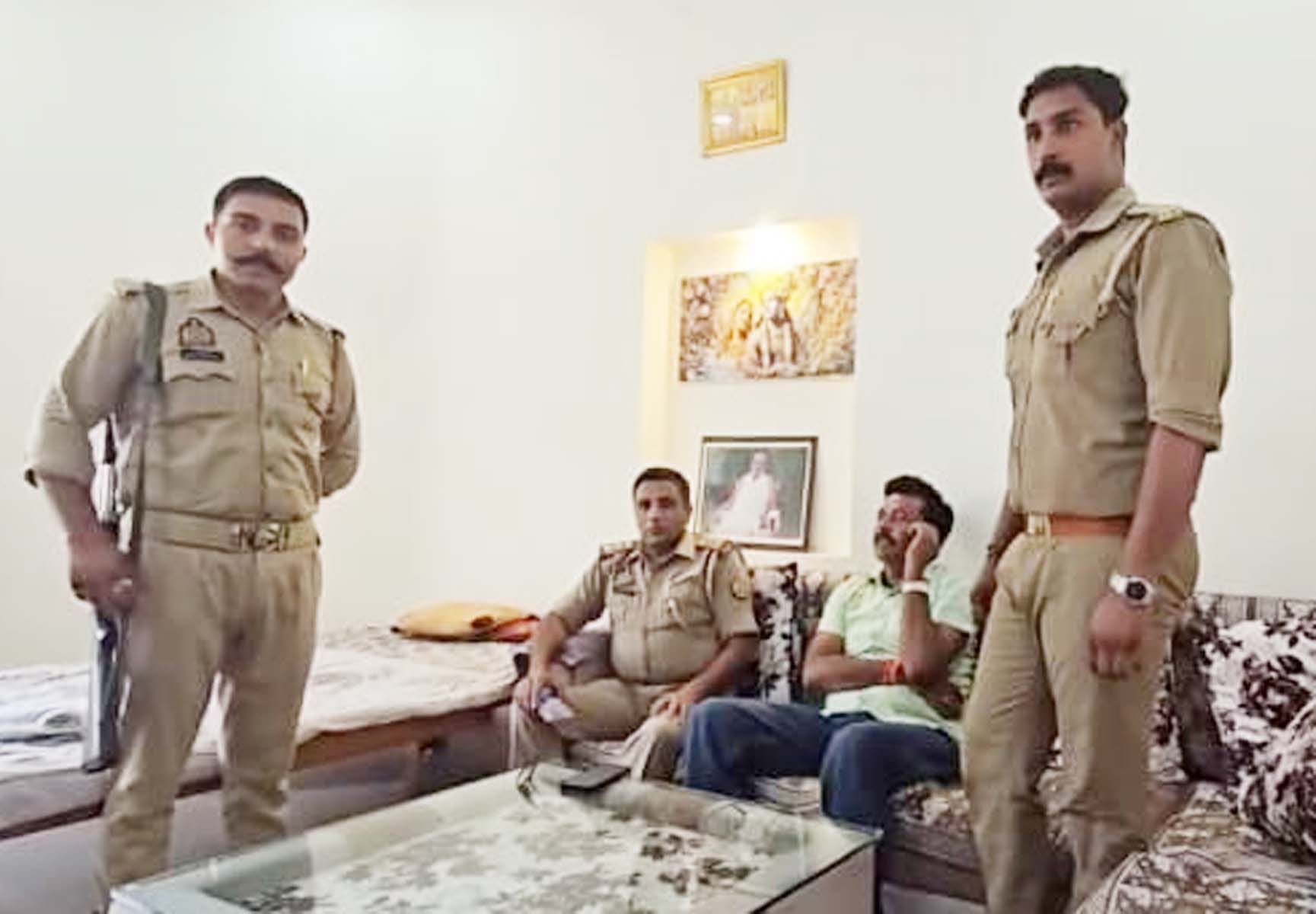 अखिल भारतीय प्रधान संगठन के राष्ट्रीय उपाध्यक्ष विपिन मिश्रा के घर तैनात पुलिस। स्रोत : स्वयं अखिल भारतीय प्रधान संगठन के राष्ट्रीय उपाध्यक्ष विपिन मिश्रा के घर तैनात पुलिस। स्रोत : स्वयं