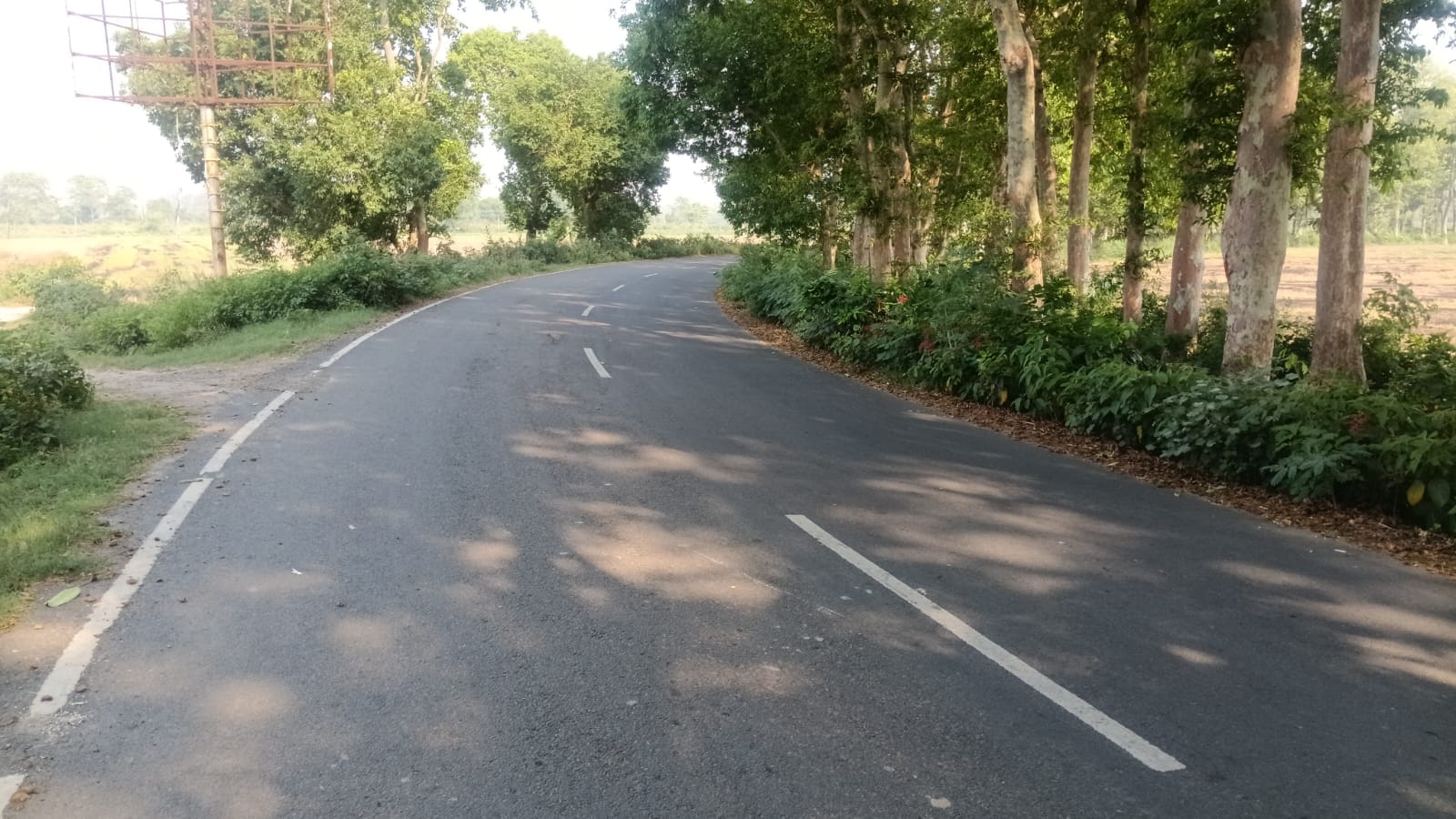असम चौराहे पर फ्लाईओवर के नीचे सवारियाें के इंतजार में खड़ी मैजिक और टेंपो। संवाद