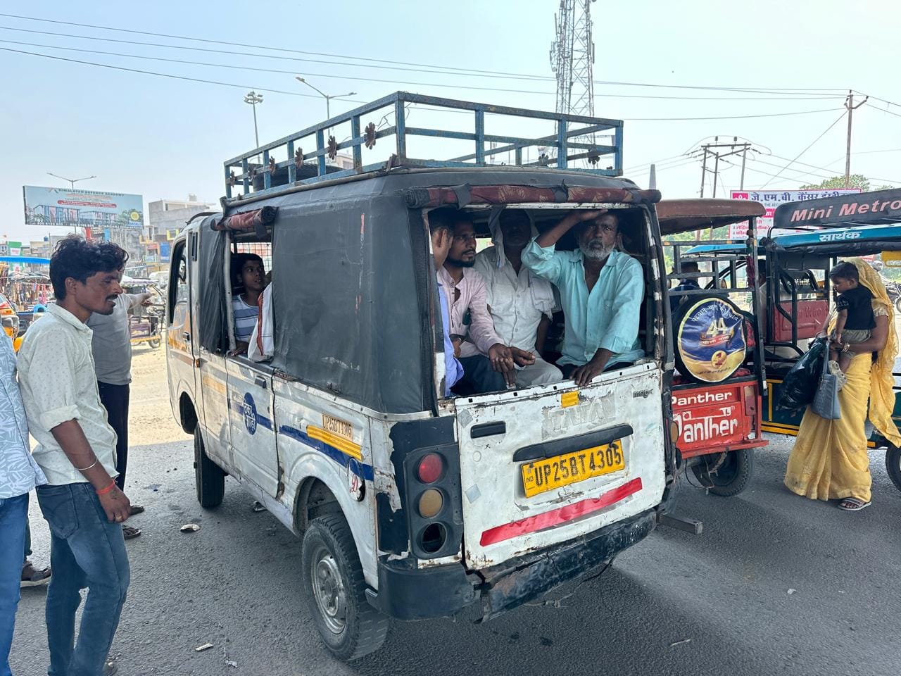 असम चौराहे पर फ्लाईओवर के नीचे सवारियाें के इंतजार में खड़ी मैजिक और टेंपो। संवाद