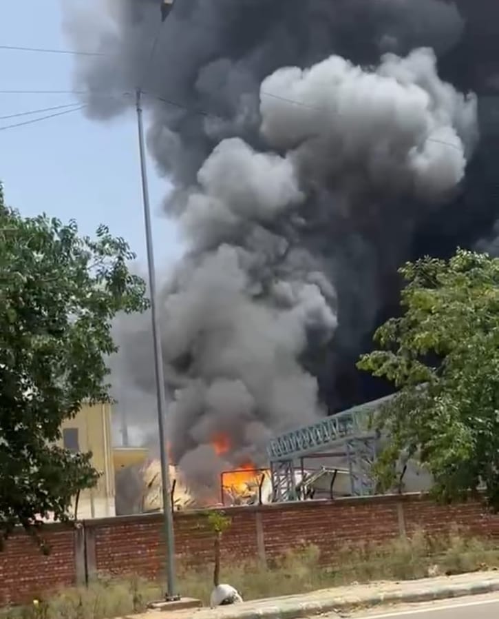 बावल के सेक्टर-5 स्थित जीएलएस कंपनी में लगी भीषण आग पर काबू पाते दमकलकर्मी। स्रोत: दमकलकर्मी