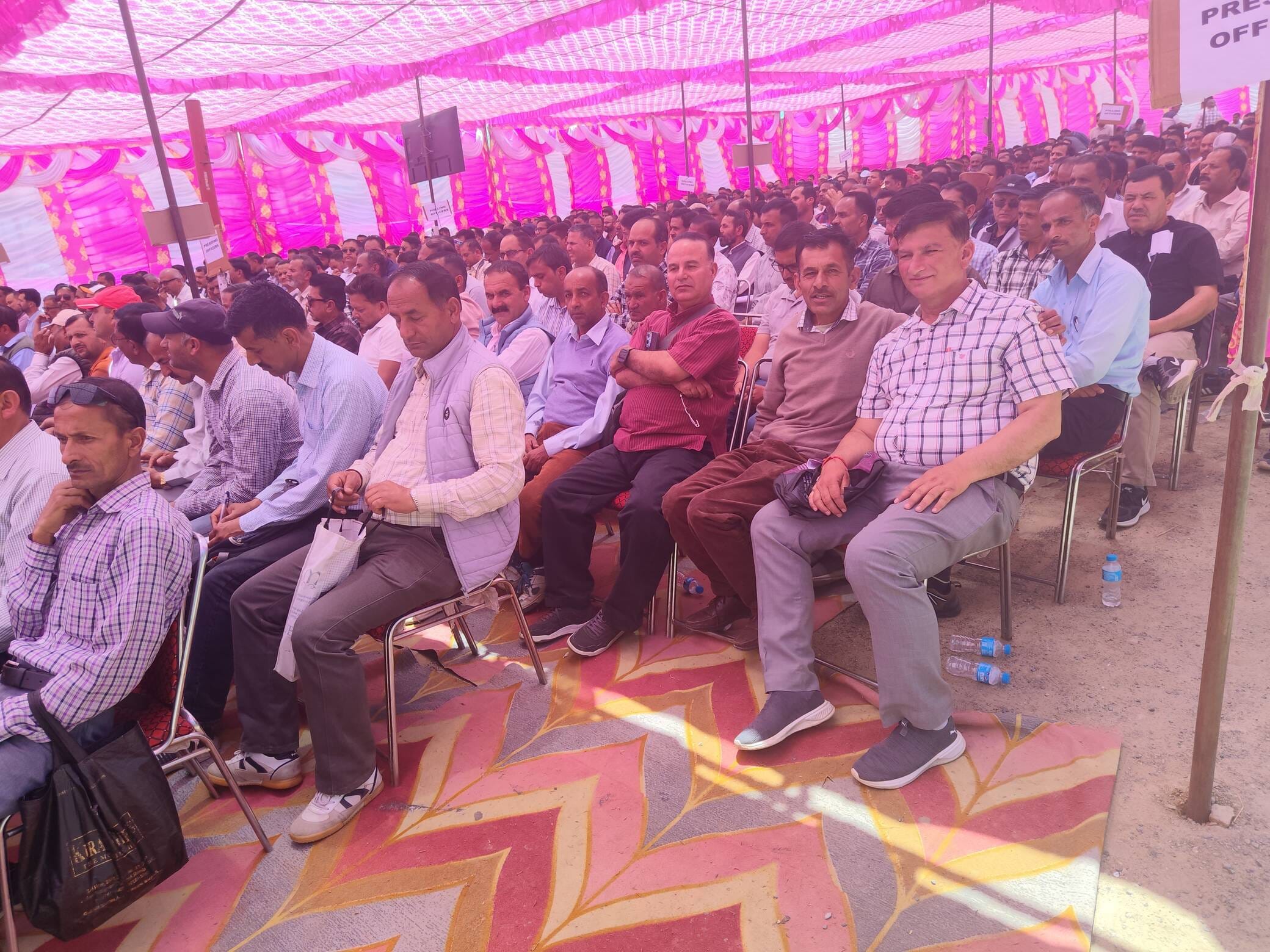 चौपाल में आयोजित चुनावी रिहर्सल में मौजूद कर्मचारी, अधिकारी। संवाद