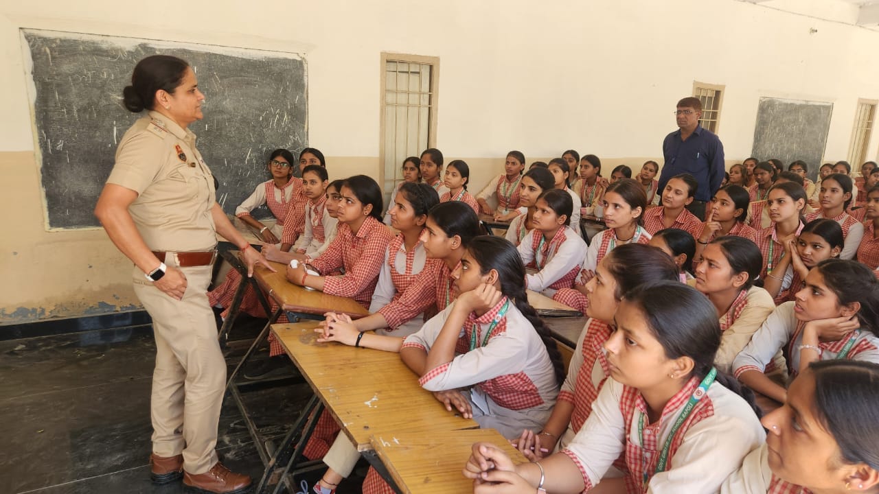 छात्राओं को जागरूक करती इंस्पेटर रेखा। पुलिस