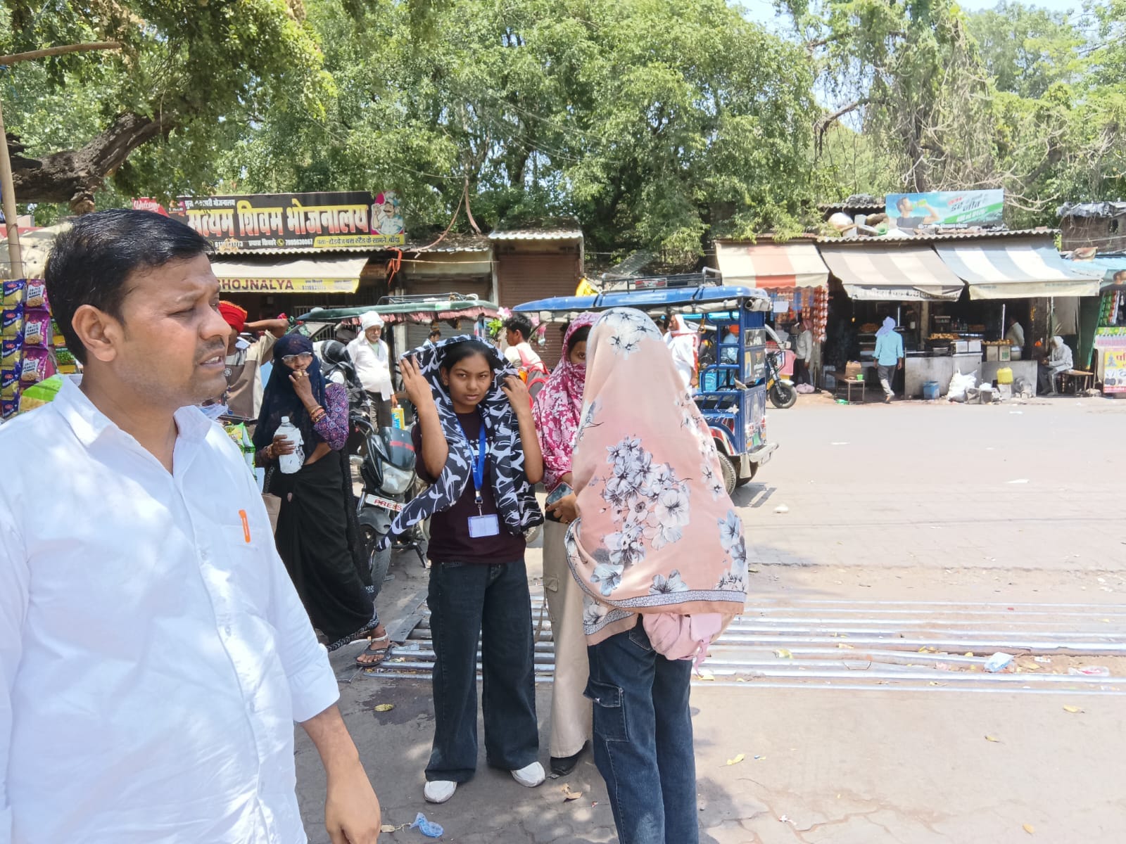 फोटो - 07 बांदा-प्रयागराज मार्ग पर साफी ओढ़कर निकलते राहगीर। संवाद