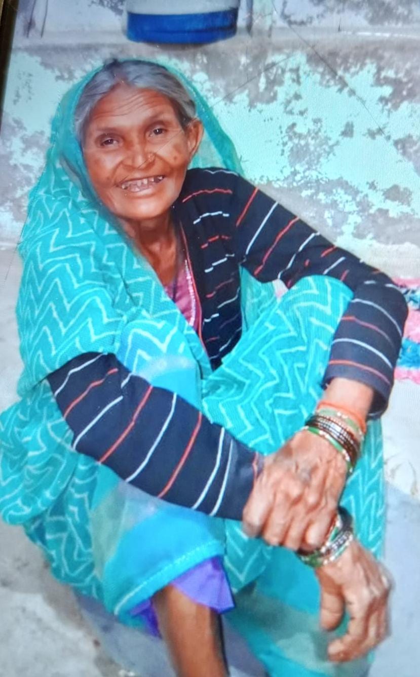 फोटो 18 एचएएमपी 29- मुस्करा कस्बा स्थिति घटना स्थल पर कटी पड़ी पेड़ की डाल। संवाद