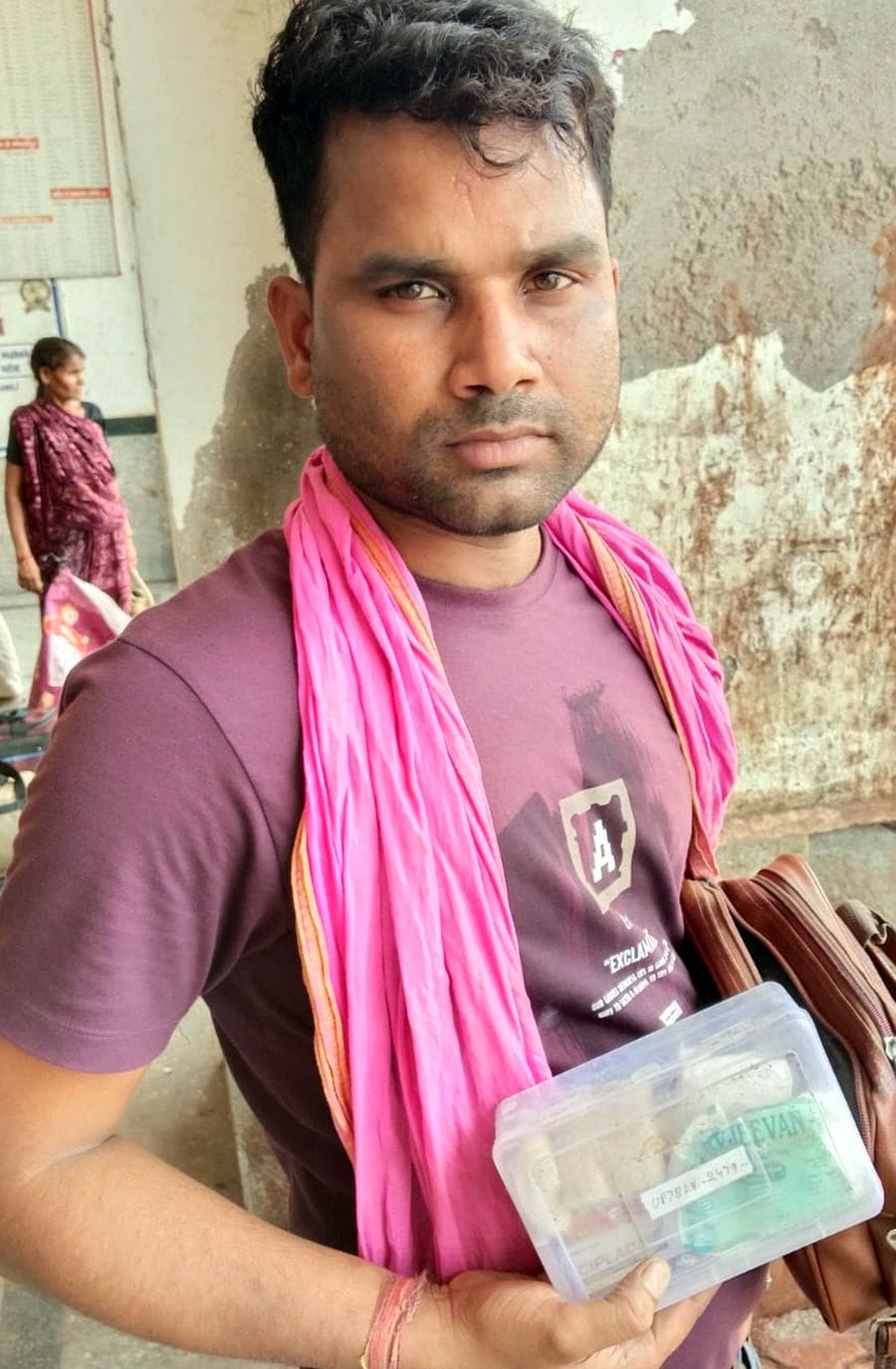 फोटो 18 एमएएचपी 04 परिचय-बस में रखी पेटी से फर्स्ट एड बॉक्स निकालकर दिखाते परिचालक हरिवंश। संवा