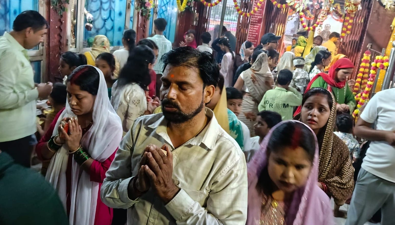 फोटो-26-बलरामपुर के मथुरा बाजार में आयोजित भंडारे में प्रसाद ग्रहण करते श्रद्धालु ।-संवाद