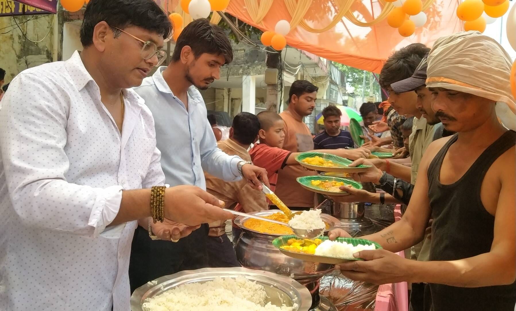 फोटो-26-बलरामपुर के मथुरा बाजार में आयोजित भंडारे में प्रसाद ग्रहण करते श्रद्धालु ।-संवाद