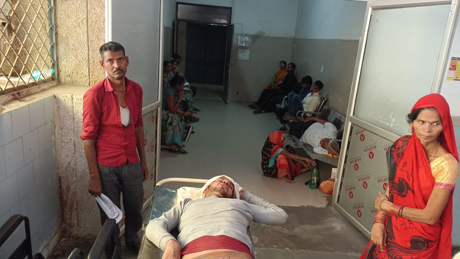 फोटो-26 लोहिया अस्पताल की ब्लड बैंक में मोबाइल की रोशनी में कागजी कार्रवाई करते कर्मचारी। संवाद