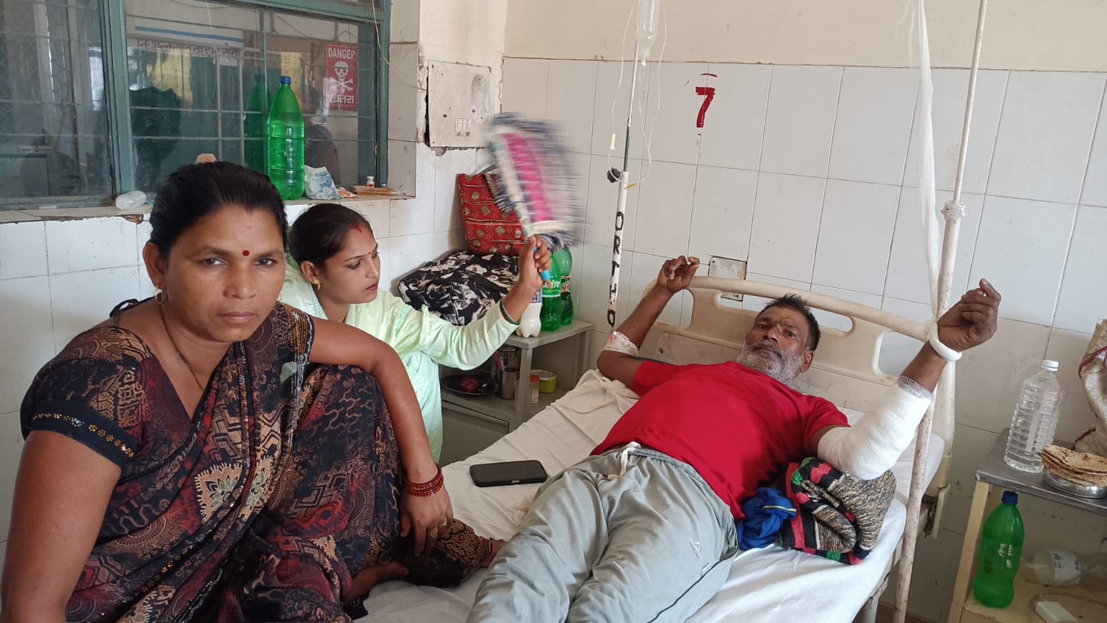 फोटो-26 लोहिया अस्पताल की ब्लड बैंक में मोबाइल की रोशनी में कागजी कार्रवाई करते कर्मचारी। संवाद