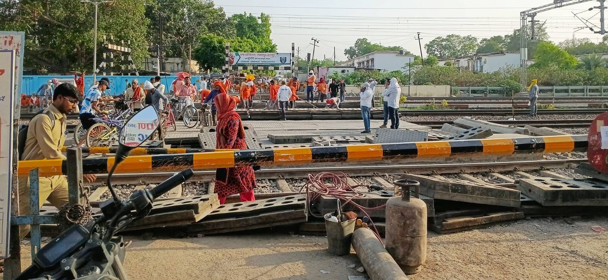 फोटो-49-शादीपुर रेलवे क्रासिंग पर पटरी में काम करते रेलवे कर्मी। संवाद