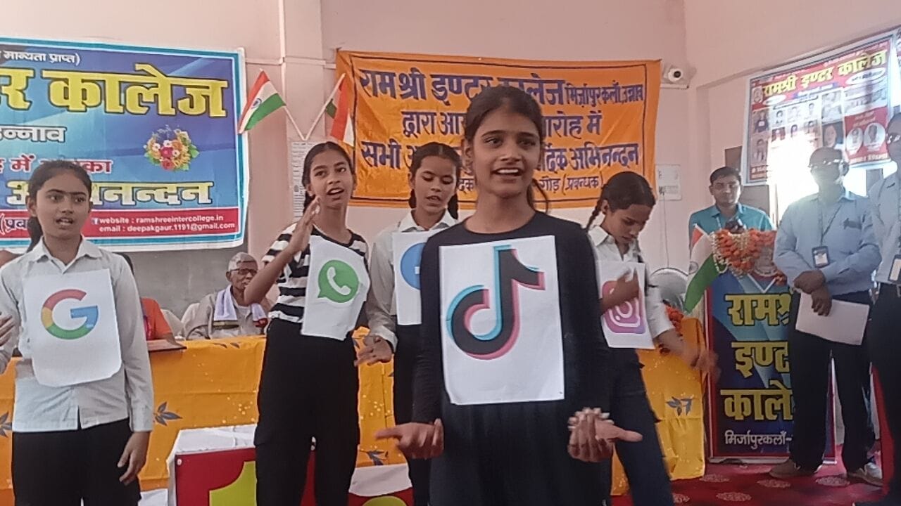 फोटो-7- छात्राओं के सम्मानित करते मुख्य अतिथि विधायक बंबालाल दिवाकर साथ में मौजूद प्रबंधक व अन् फोटो-7- छात्राओं के सम्मानित करते मुख्य अतिथि विधायक बंबालाल दिवाकर साथ में मौजूद प्रबंधक व अन्