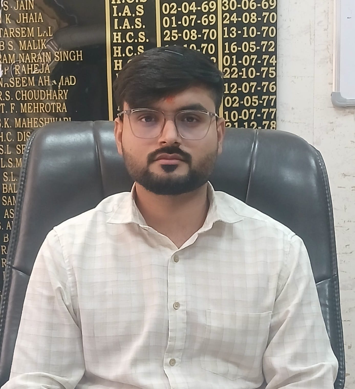 फोटो संख्या:-72 गांव झगड़ोली के पास महेंद्रगढ़ डिस्ट्ररब्यूटरी में छलांग लगाते युवक---फाइल फोटा