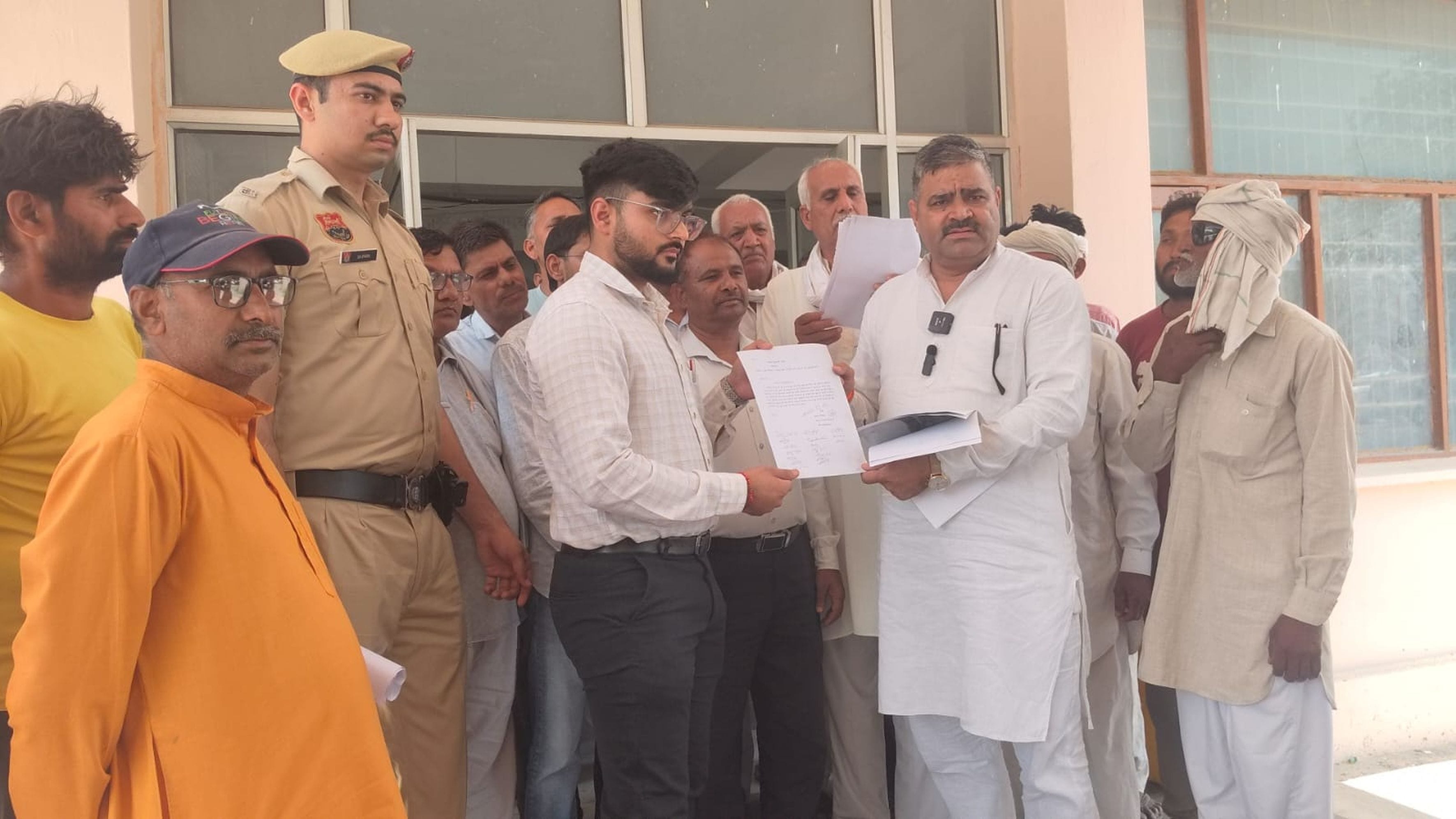 फोटो संख्या:51 रिवासा पुल के पास अवरूद्ध नाला। संवाद